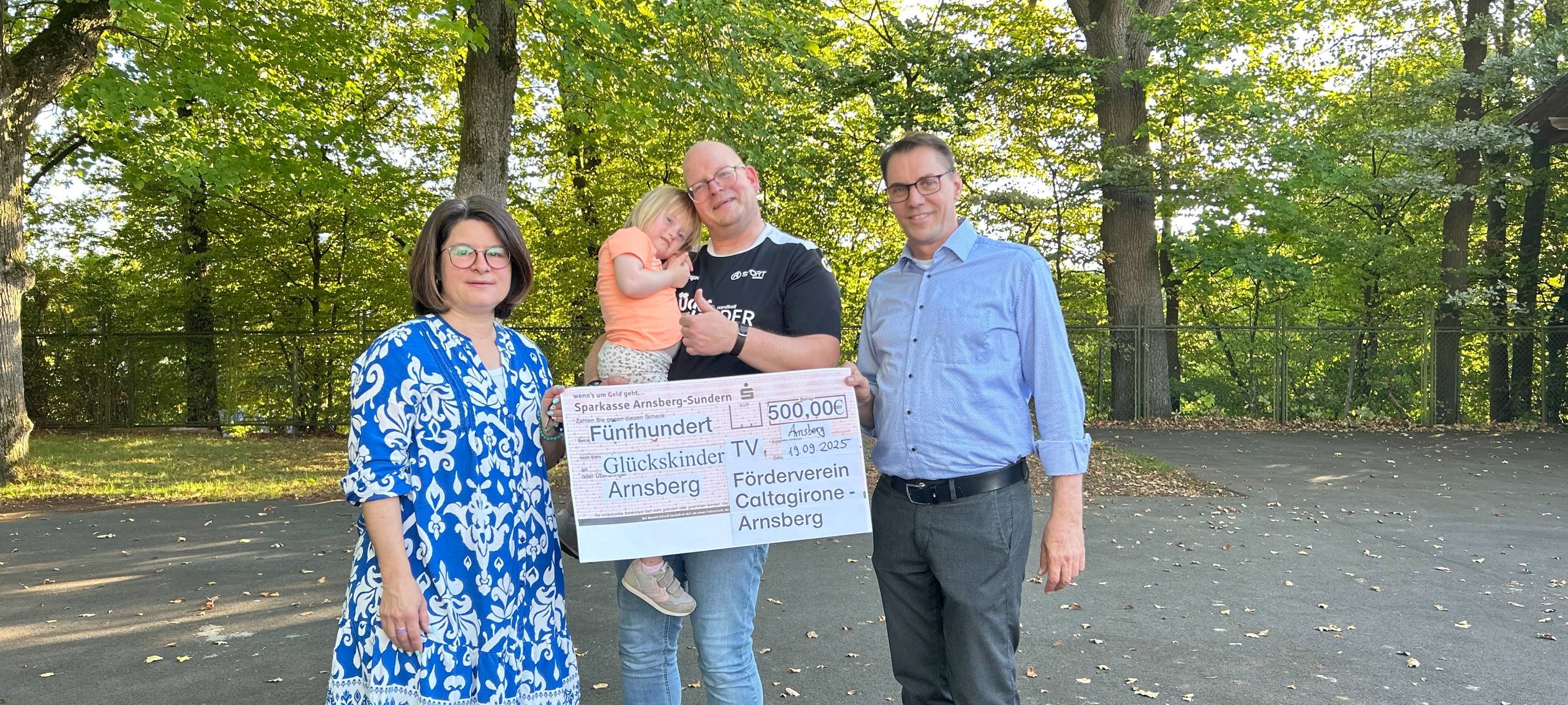 Arnsberg: Spende für Inklusionsprojekt Glückskinder