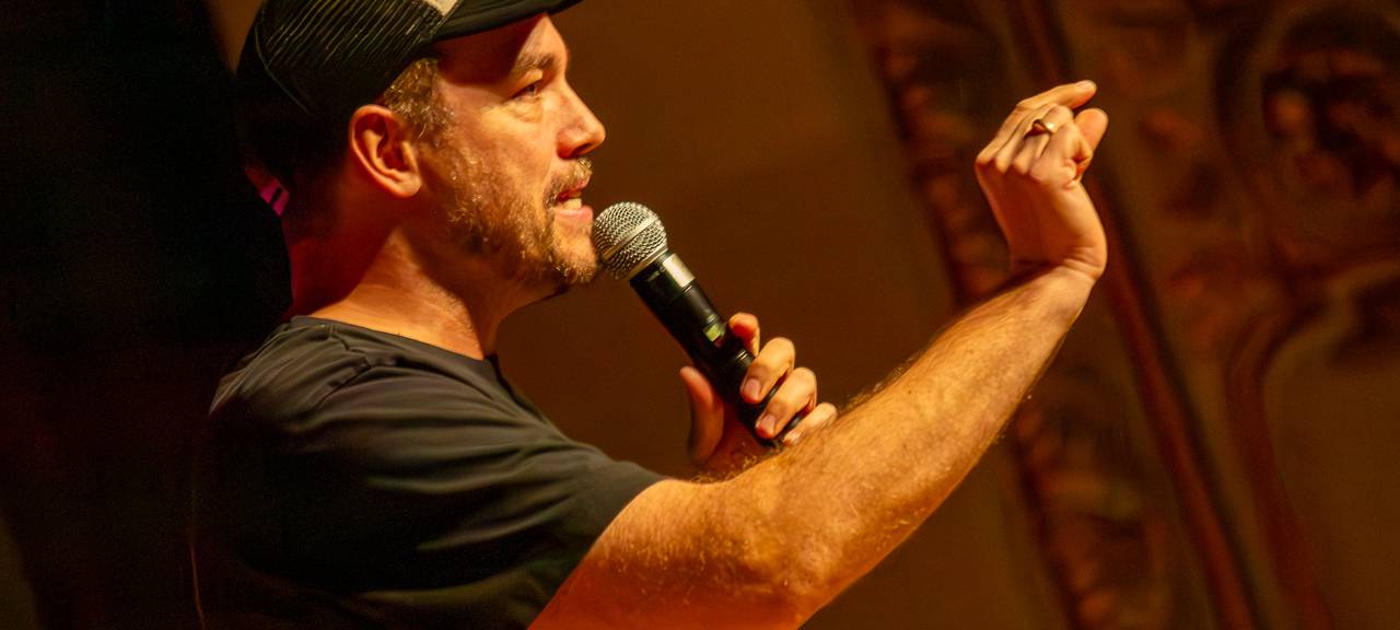 Das Comedy Camp 2025 war in Wuppertal in der Stadthalle. Hier ist Comedian Jan van Weyde auf der Bühne zu sehen.