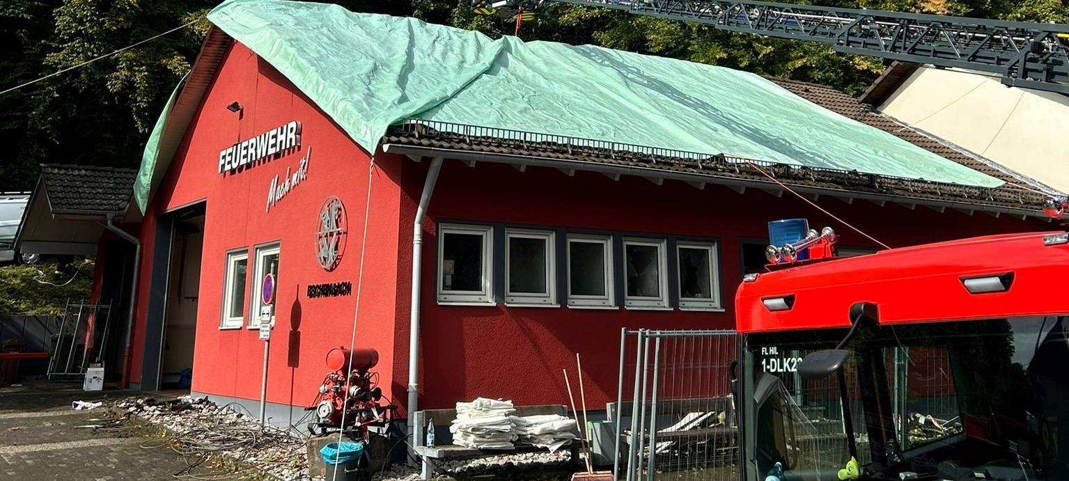 Sauerland: Notdächer für Feuerwehren