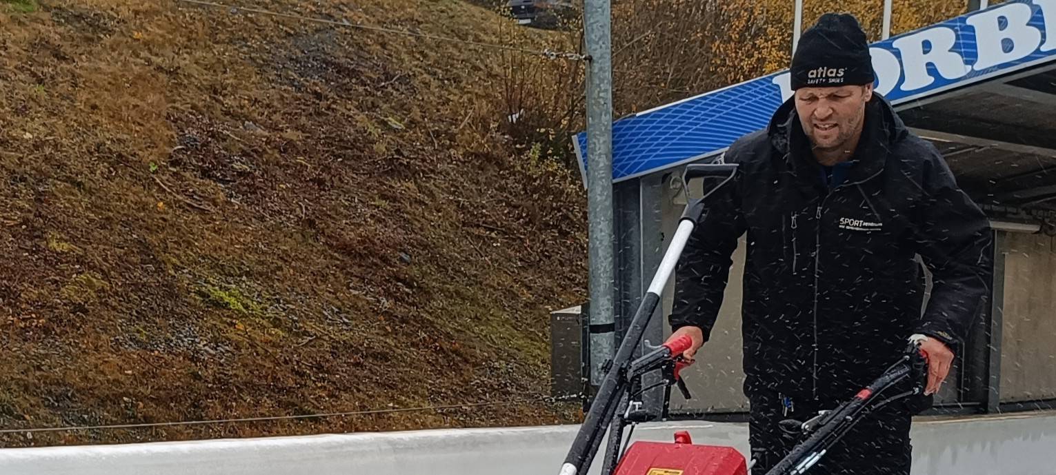 Mit dem Eisbesen in Kurve 1