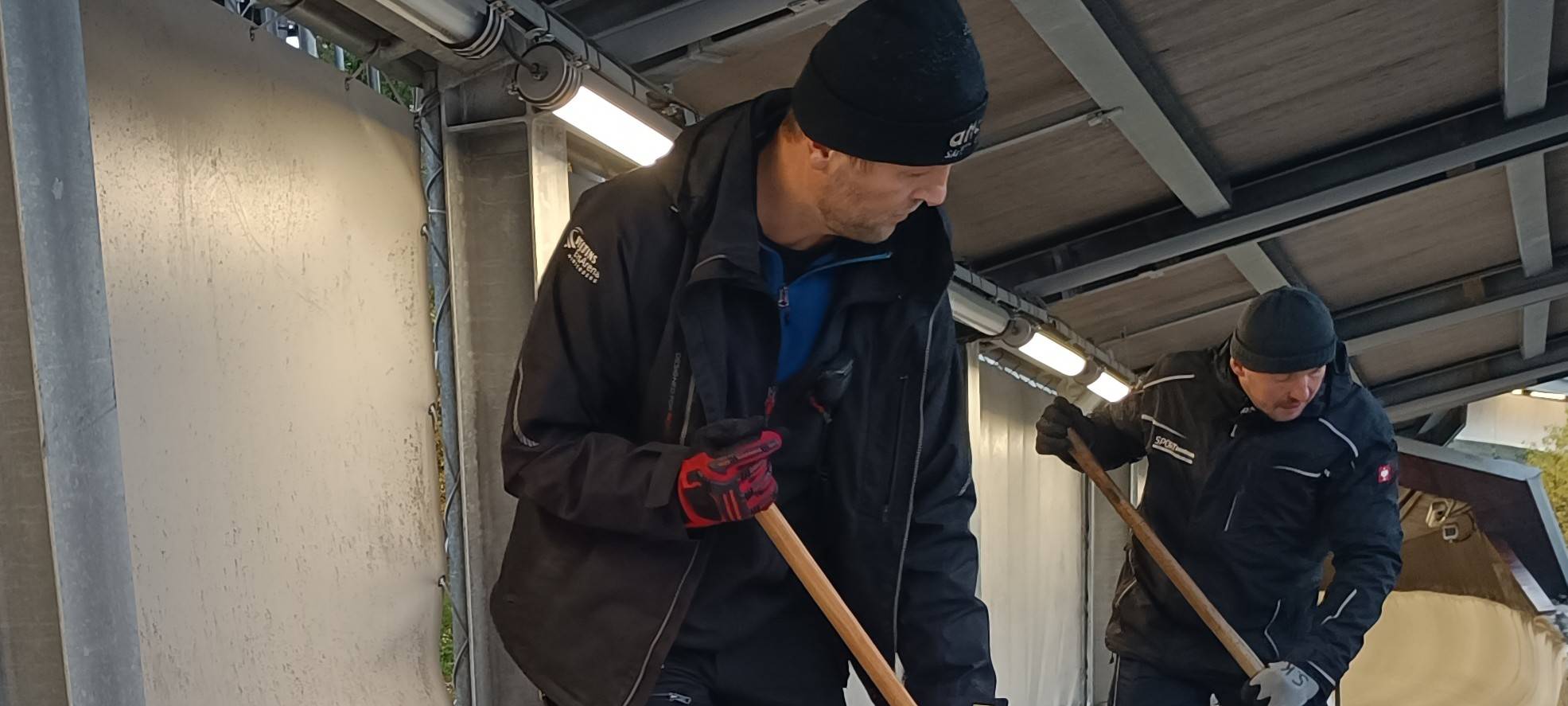 Fegen - Schüppen - Fegen - Teamwork im Eiskanal