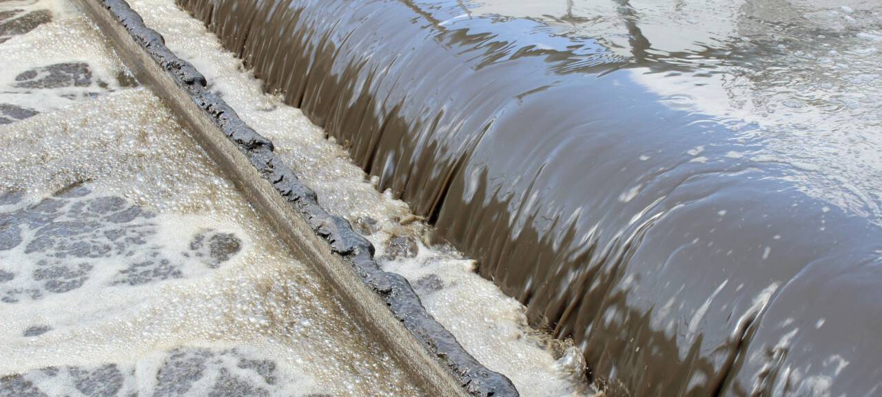 Ein Detail eines Belebungsbeckens in einem Klärwerk. Einige PFAS finden unter anderem über Kläranlagen ihren Weg in Flüsse, Seen und Meere.