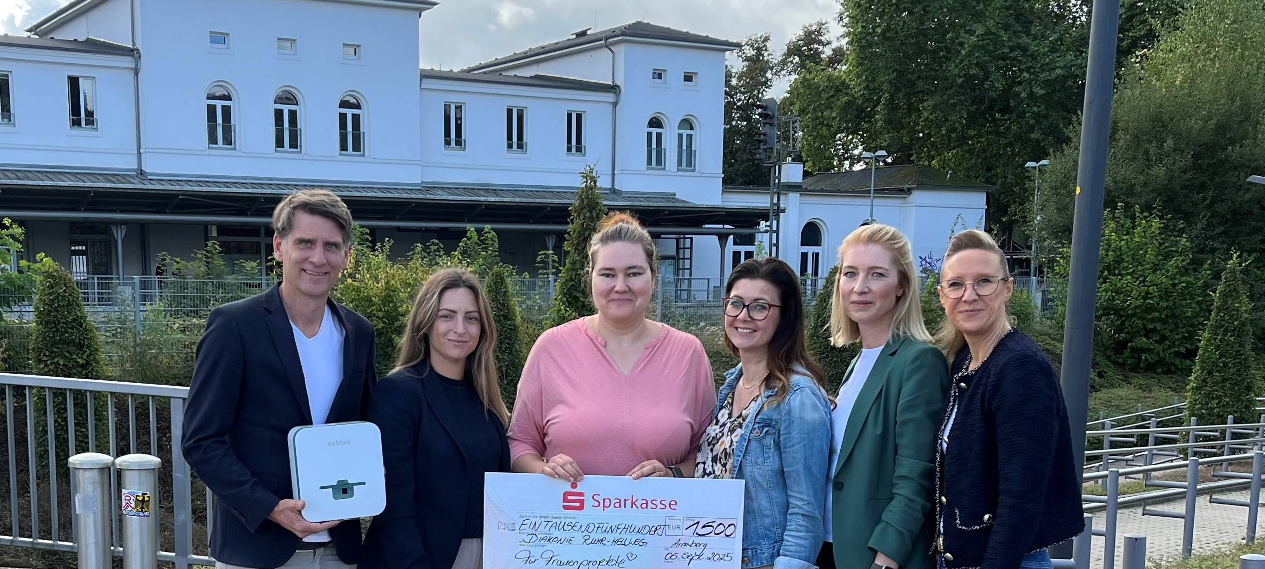 Sauerländer Unternehmen spenden an Obdachlosenhilfe