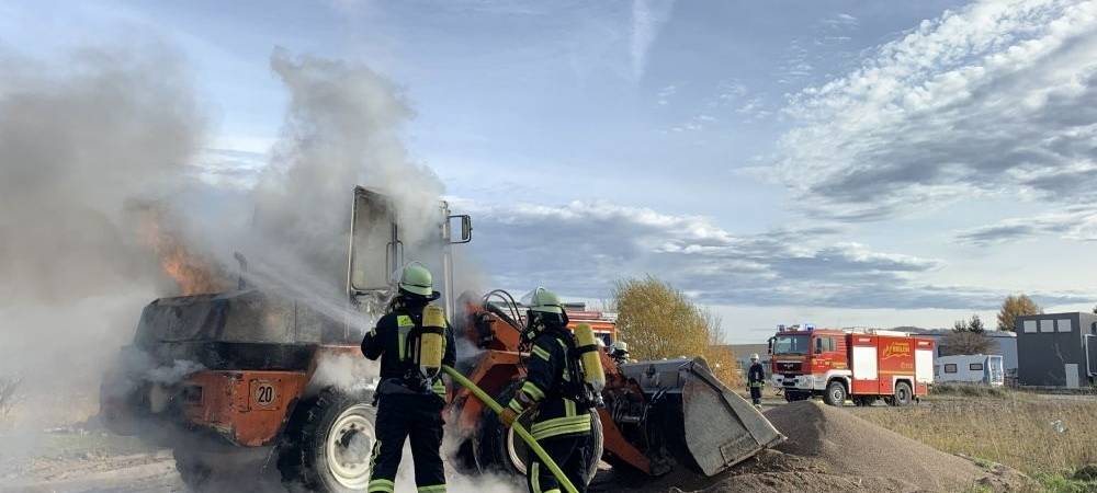 Feuerwehr löscht Radlader