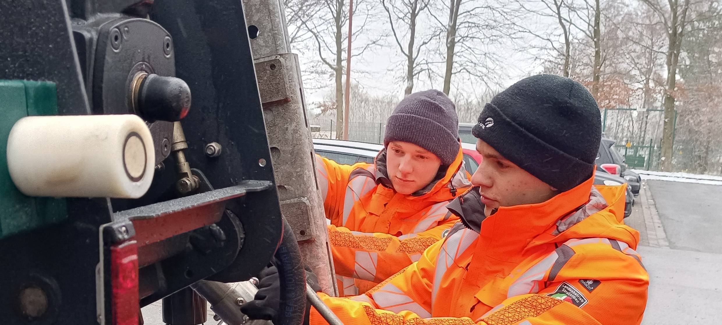 Die Strassenwärter Azubis Jamie Pape und Leon Tuss füllen die Salzsole ein