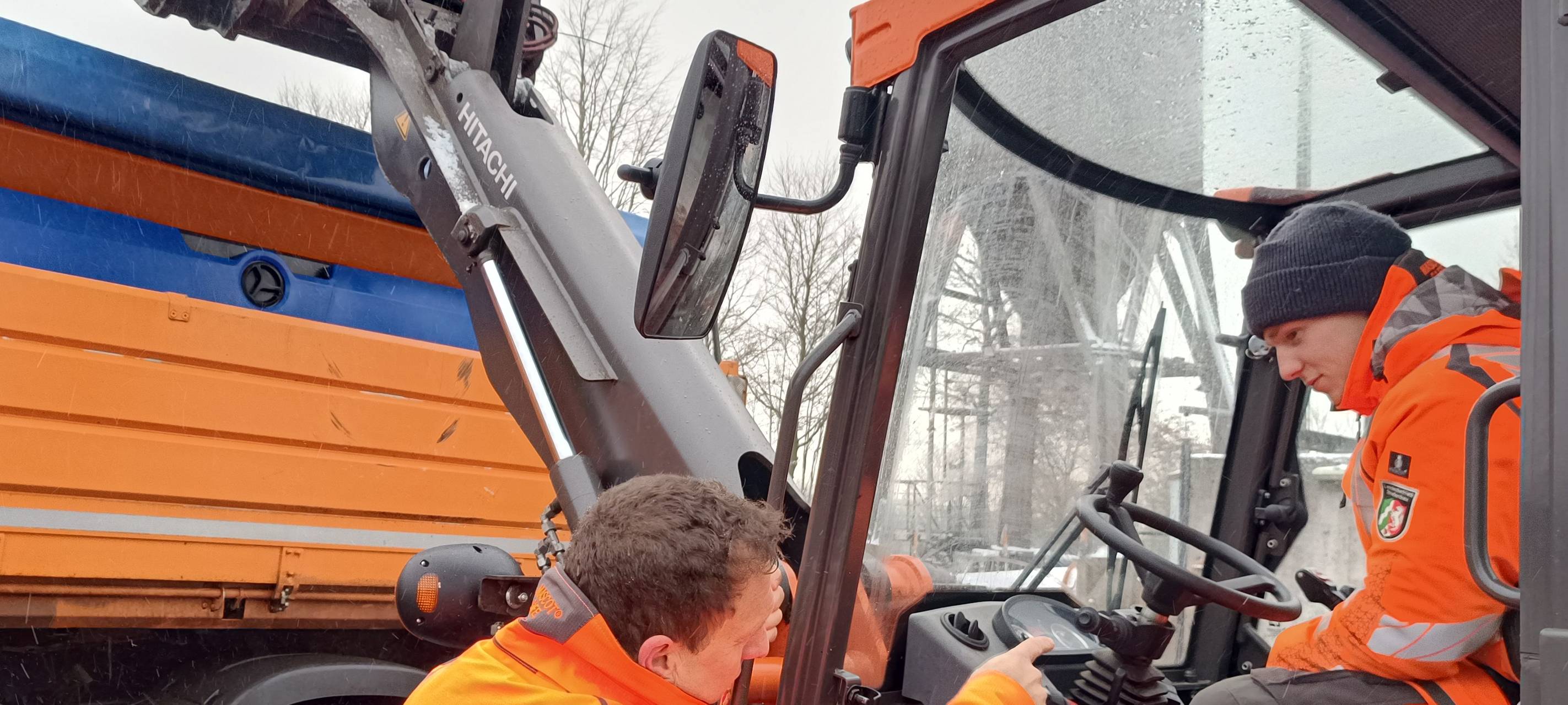 Jörg Hampel von Strassenmeisterei Winterberg erklärt Azubu Jamie Pape, w