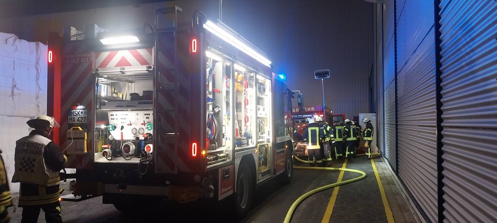 Feuerwehr löscht Absauganlage bei WEPA in Giershagen