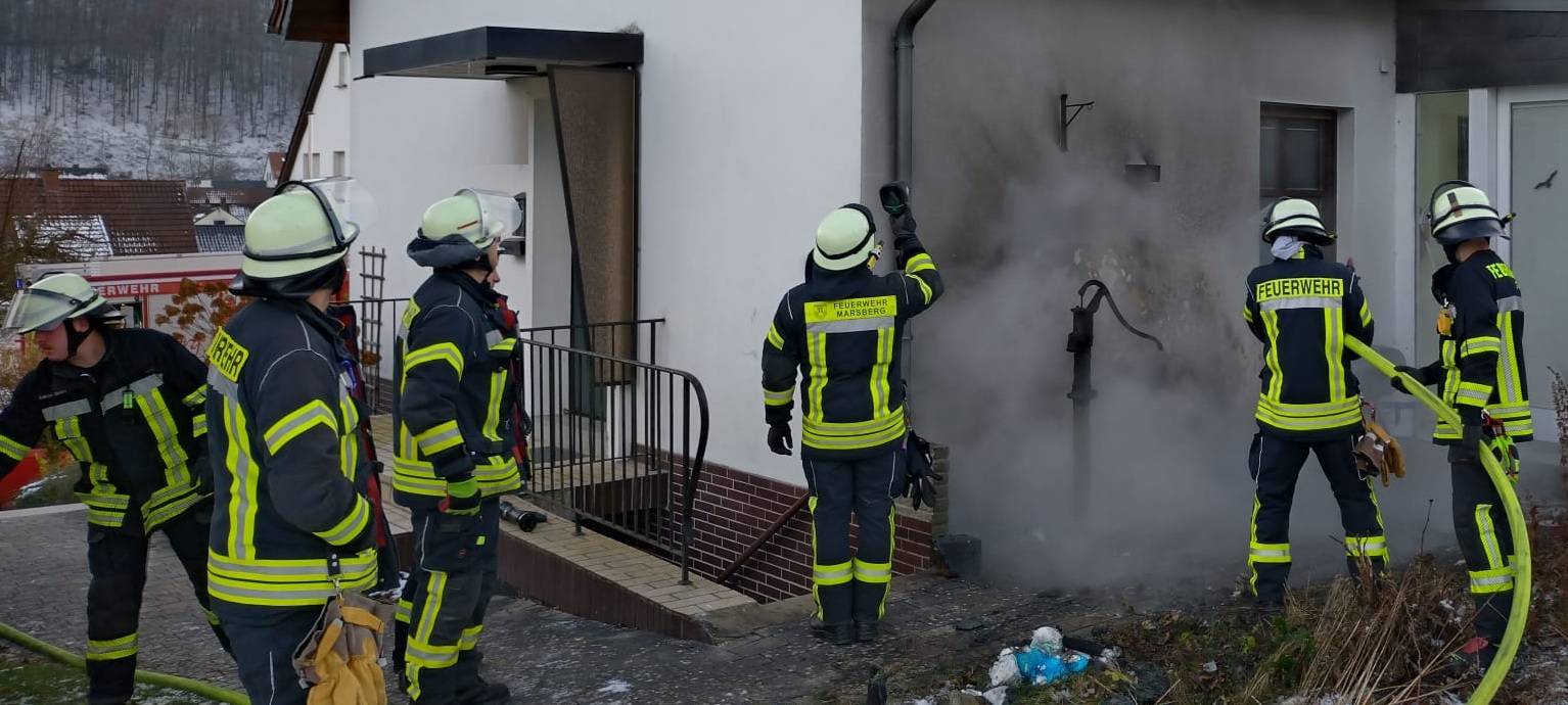Feuerwehr löscht Absauganlage bei WEPA in Giershagen