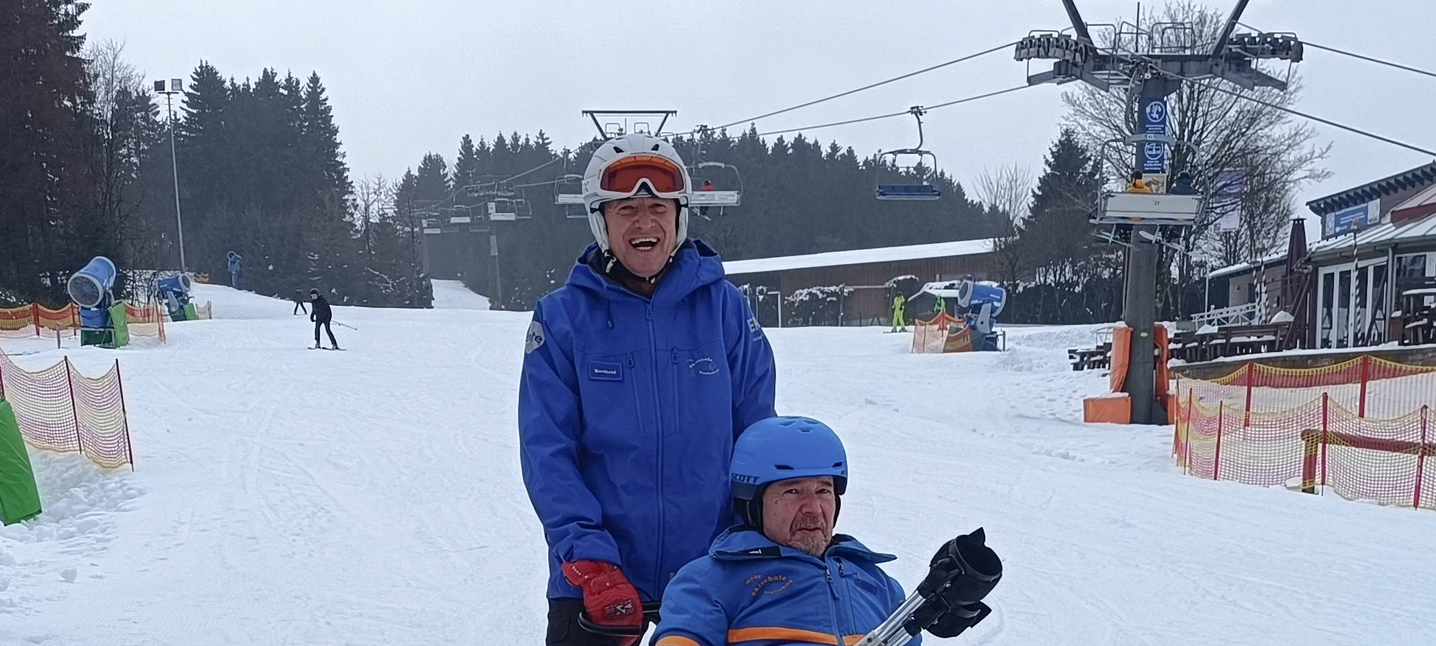 Skilehrer testen einen Skido für gehandicapte Skischüler