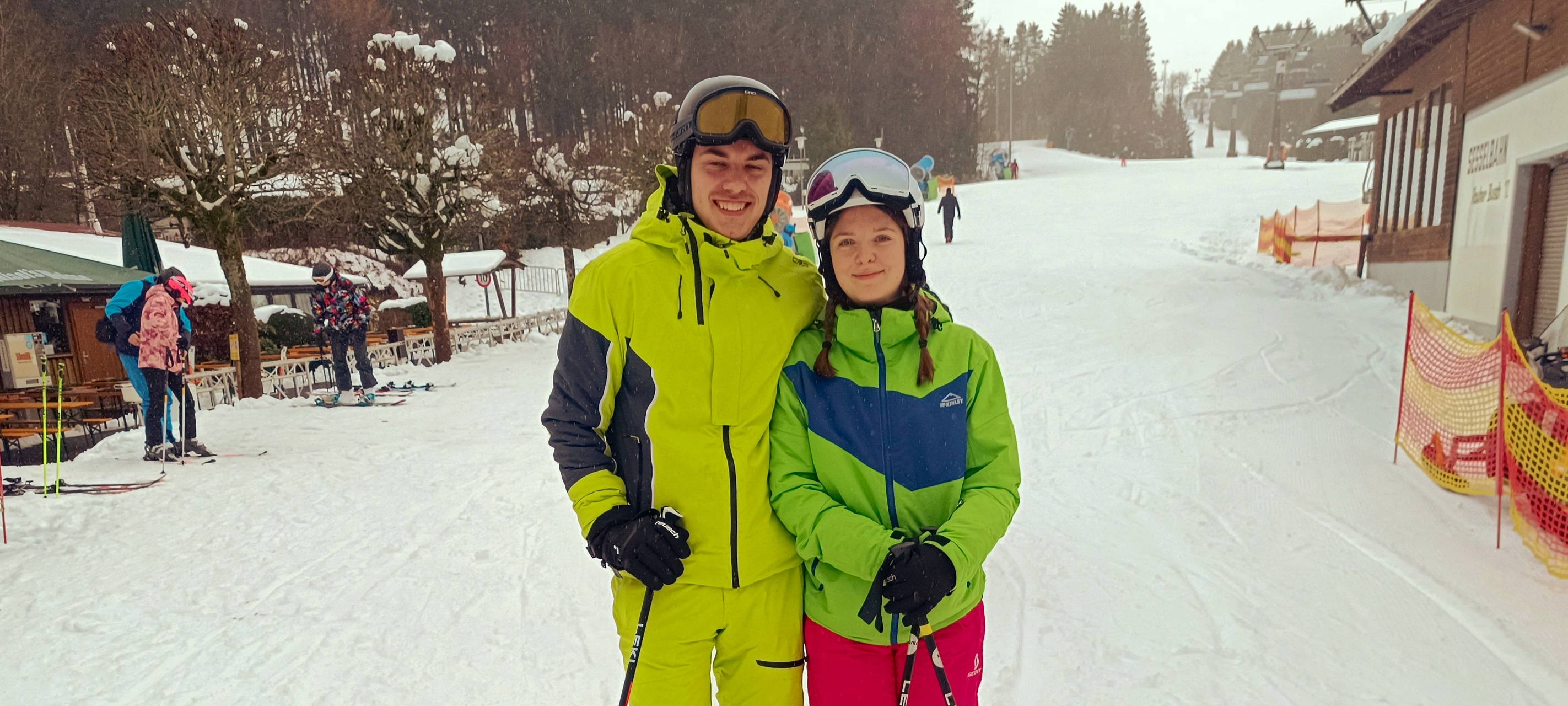 Skifans Timo und Felina aus Dülmen beim Skisaisonstart in Winterberg