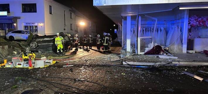 Auto rast durch Brautgeschäft