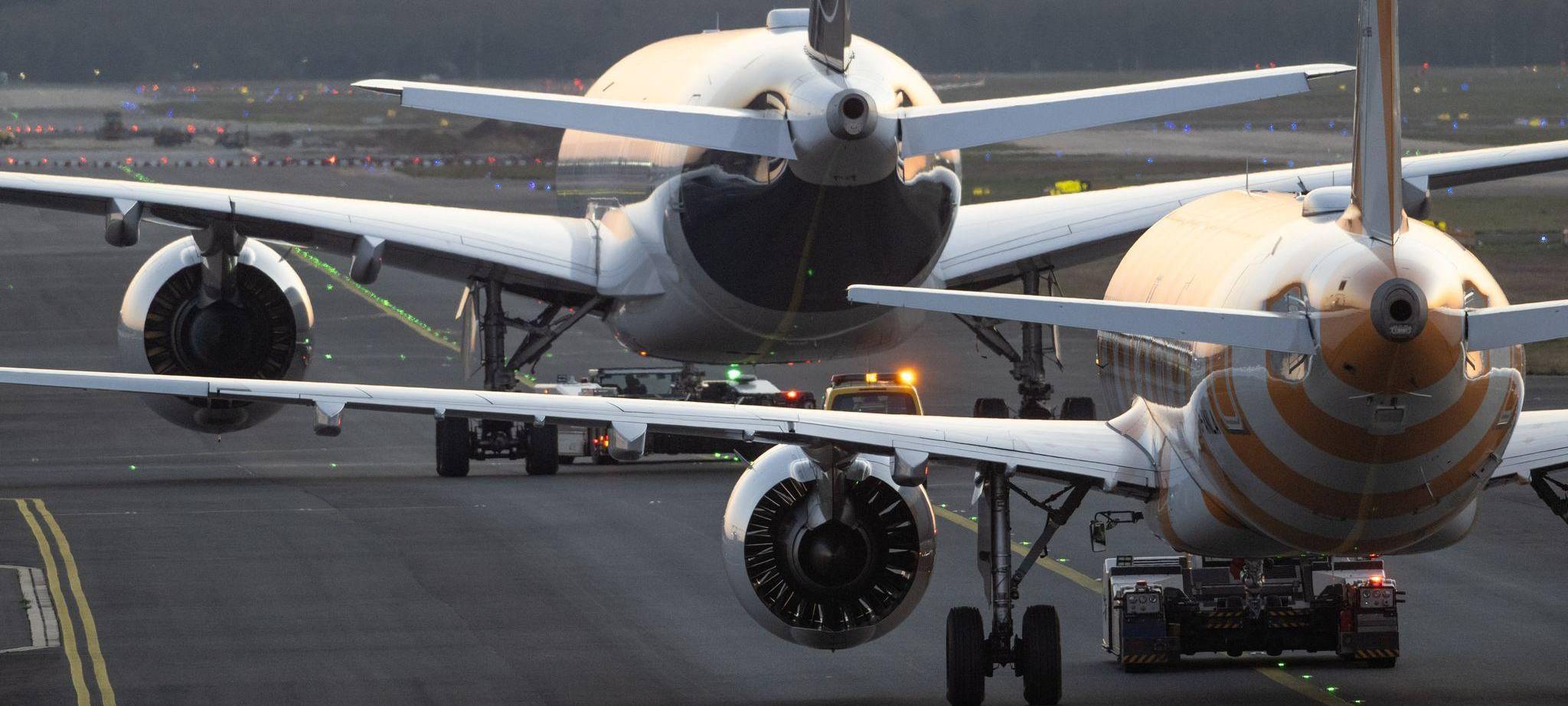Flugzeuge im Abendlicht