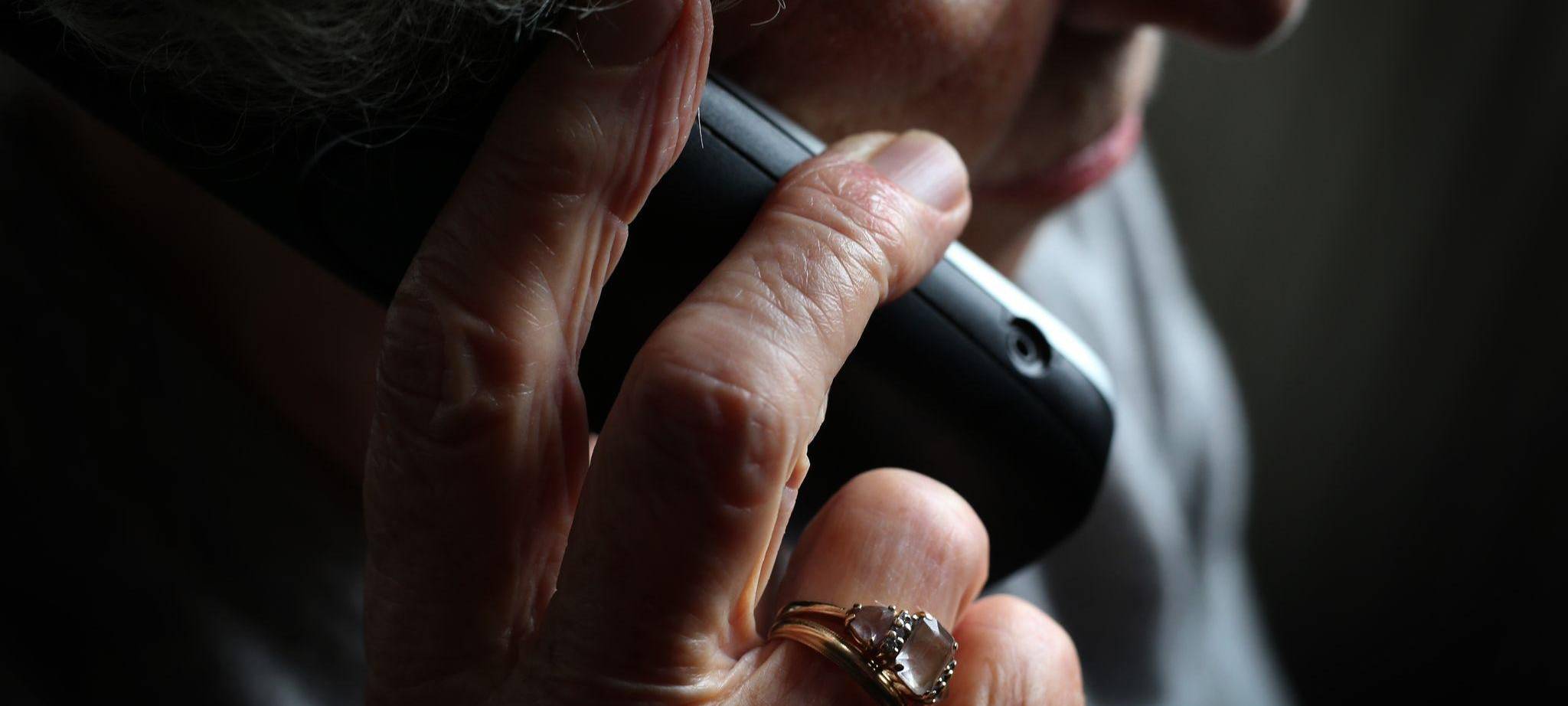 Ältere Frau telefoniert