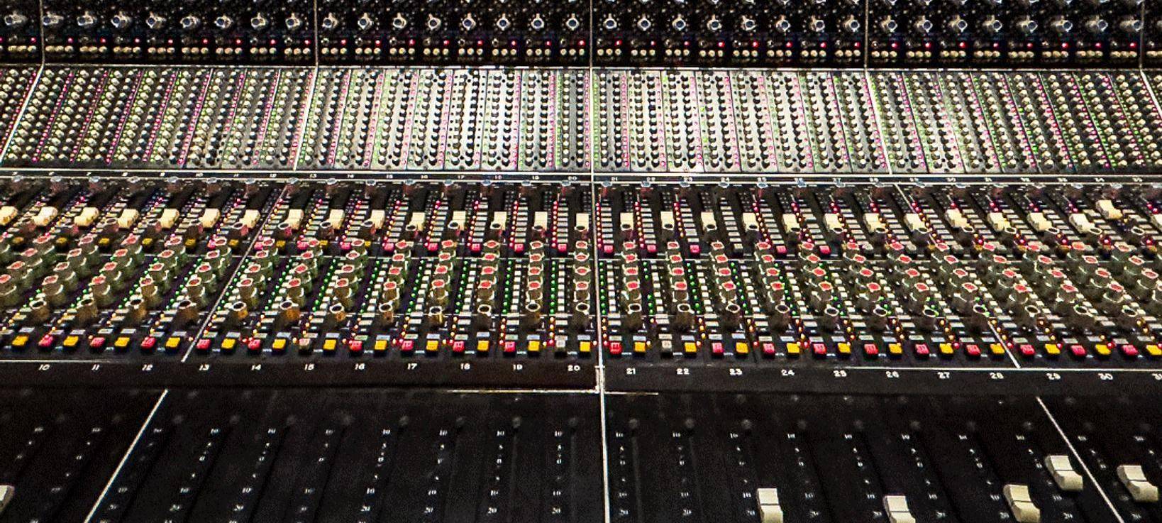 Eagles-Musiker Walsh versteigert Hunderte Gitarren