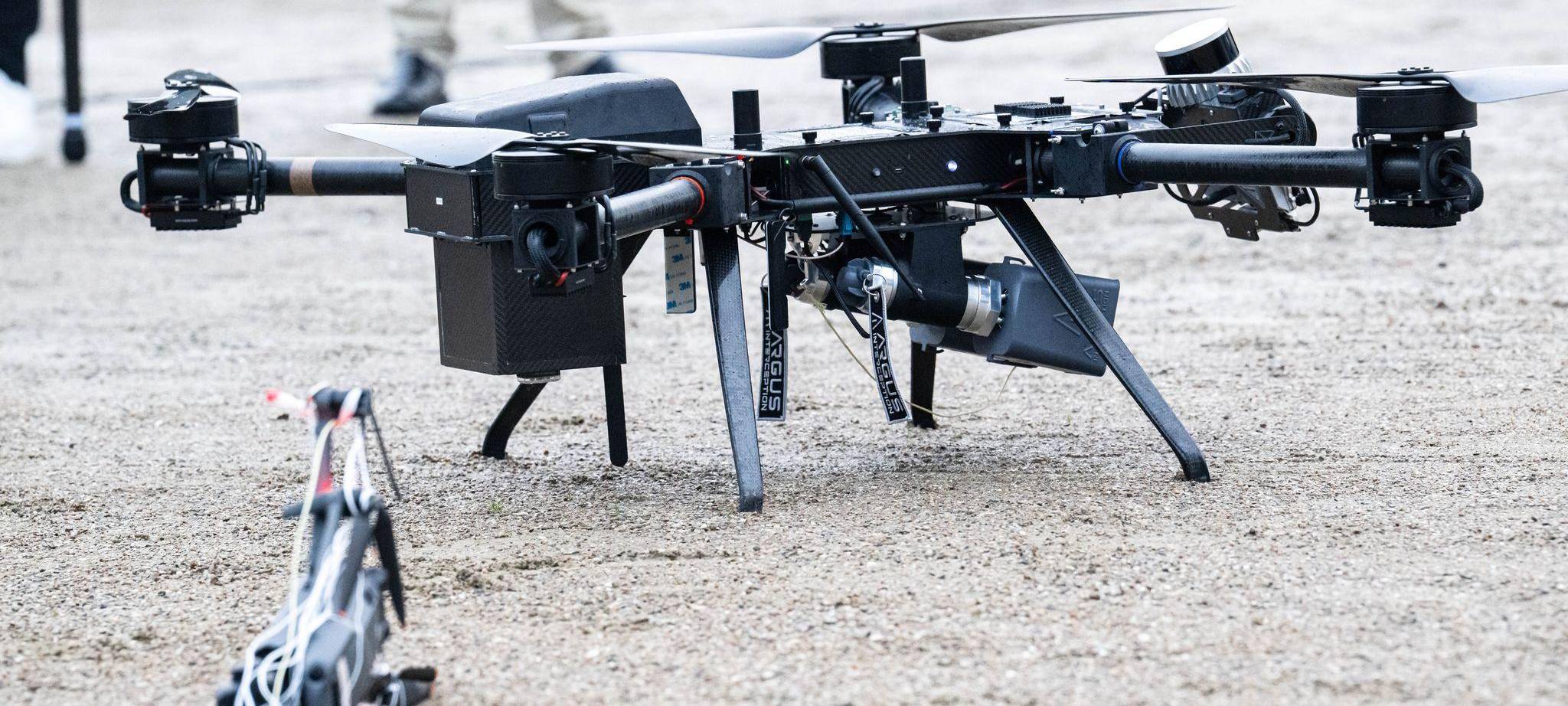 Drohne der Bundespolizei und abgefangene Drohne im Netz