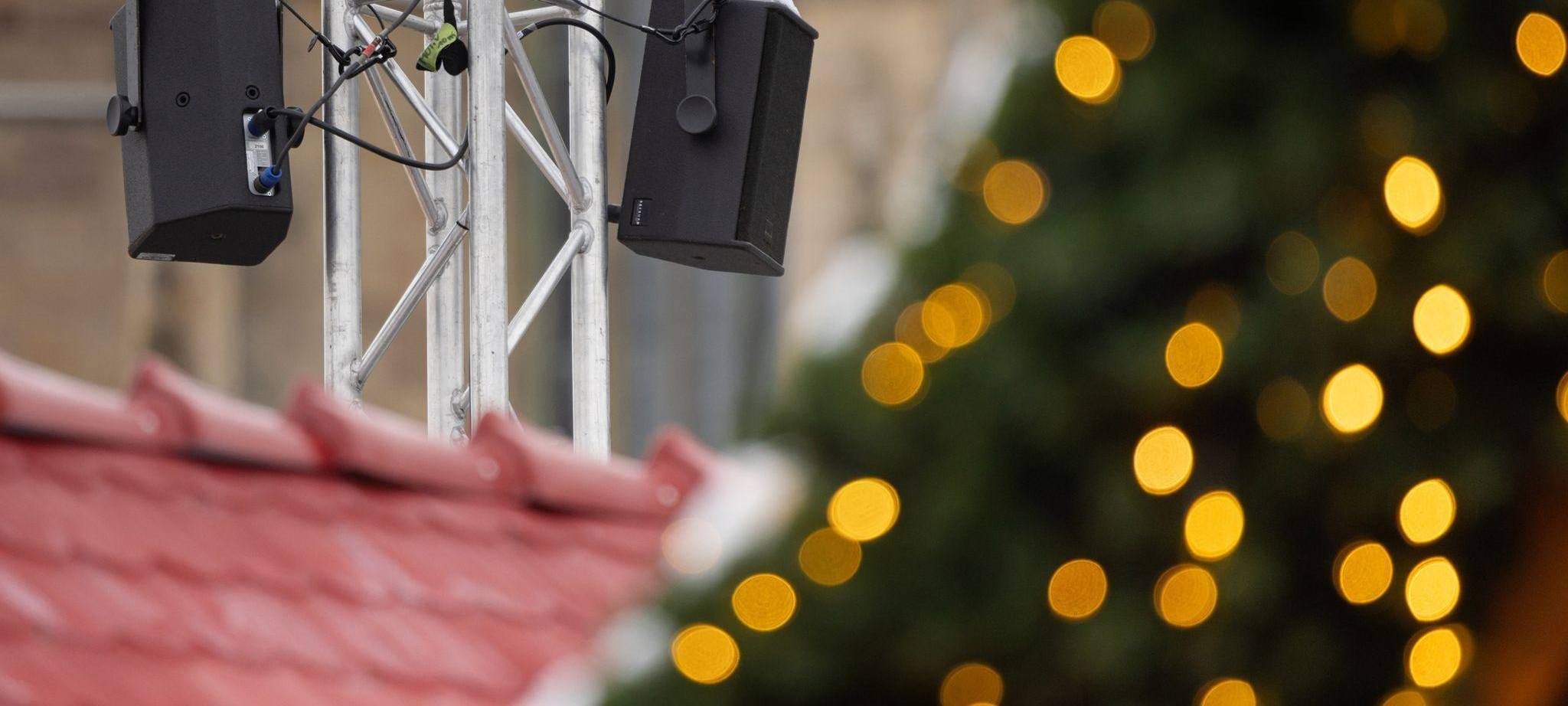 Lautsprecher auf dem Weihnachtsmarkt