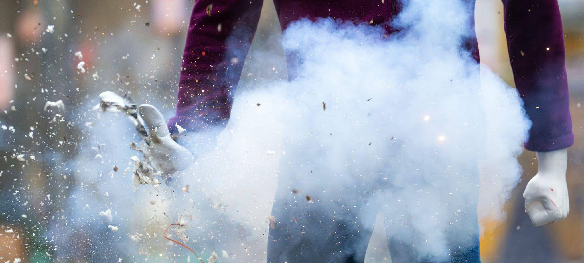 Berliner Feuerwehr demonstriert Gefahren vor Silvester