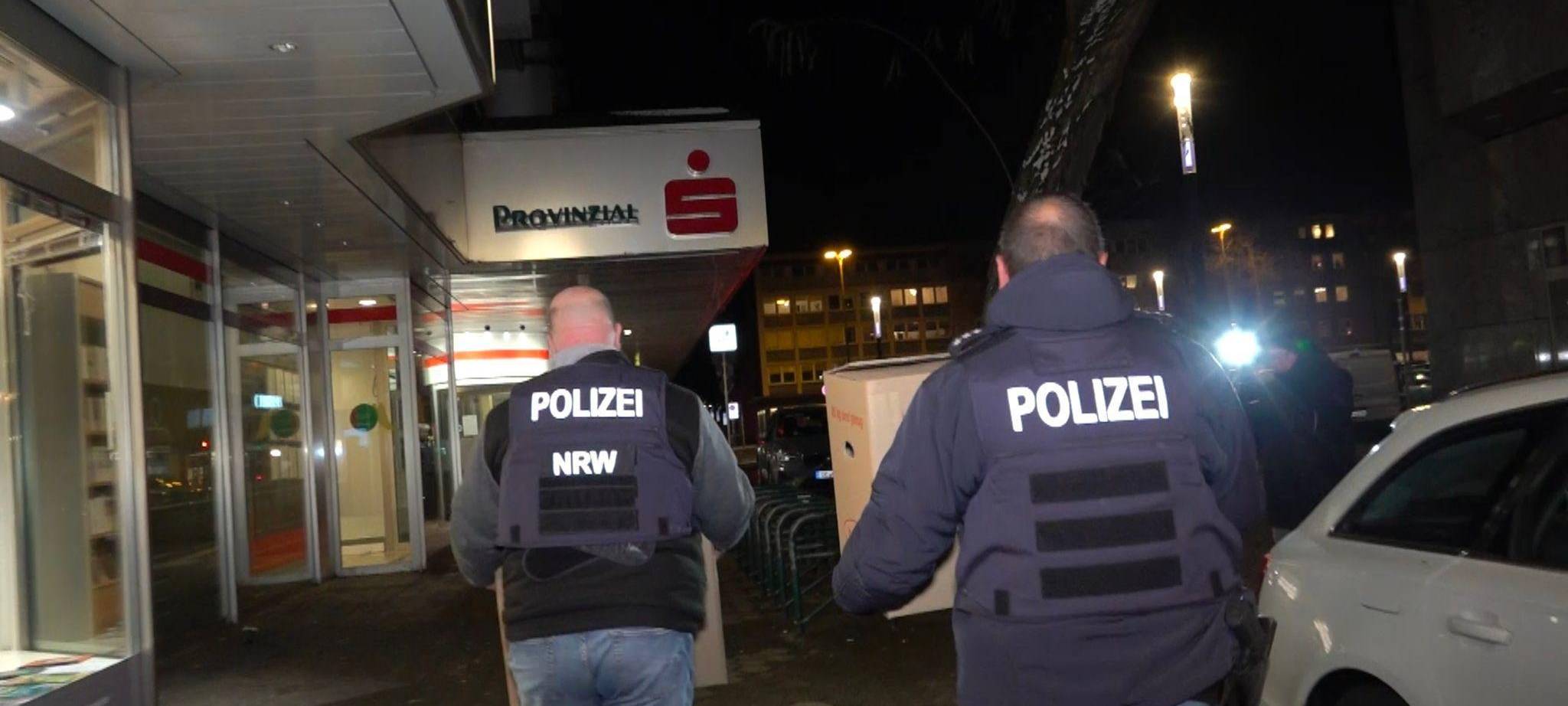 Polizei durchsucht Sparkasse nach Millionen-Coup