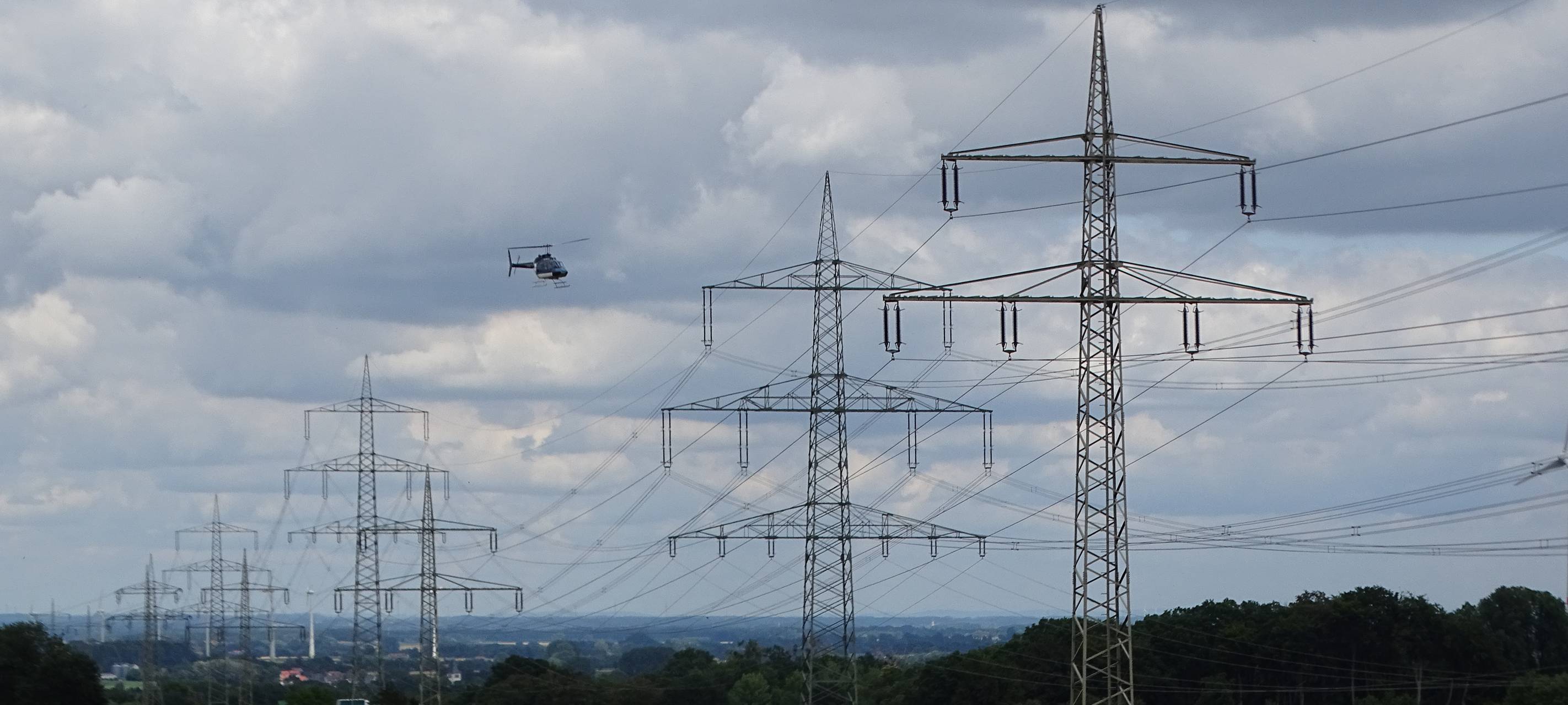 Hubschrauber kontrollieren Höchstspannungsleitungen