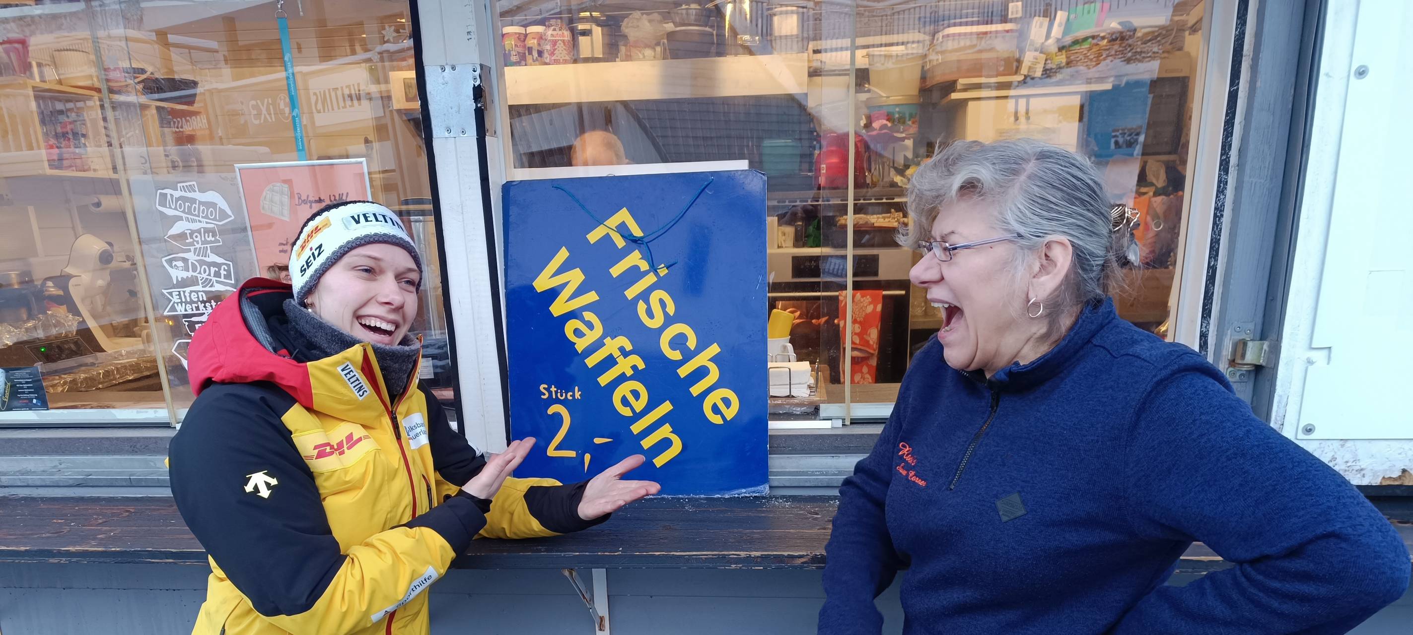Beste Laune bei Weltcupgewinnerin Cheyenne Rosenthal und Mama Bernadette beim Waffelverkauf
