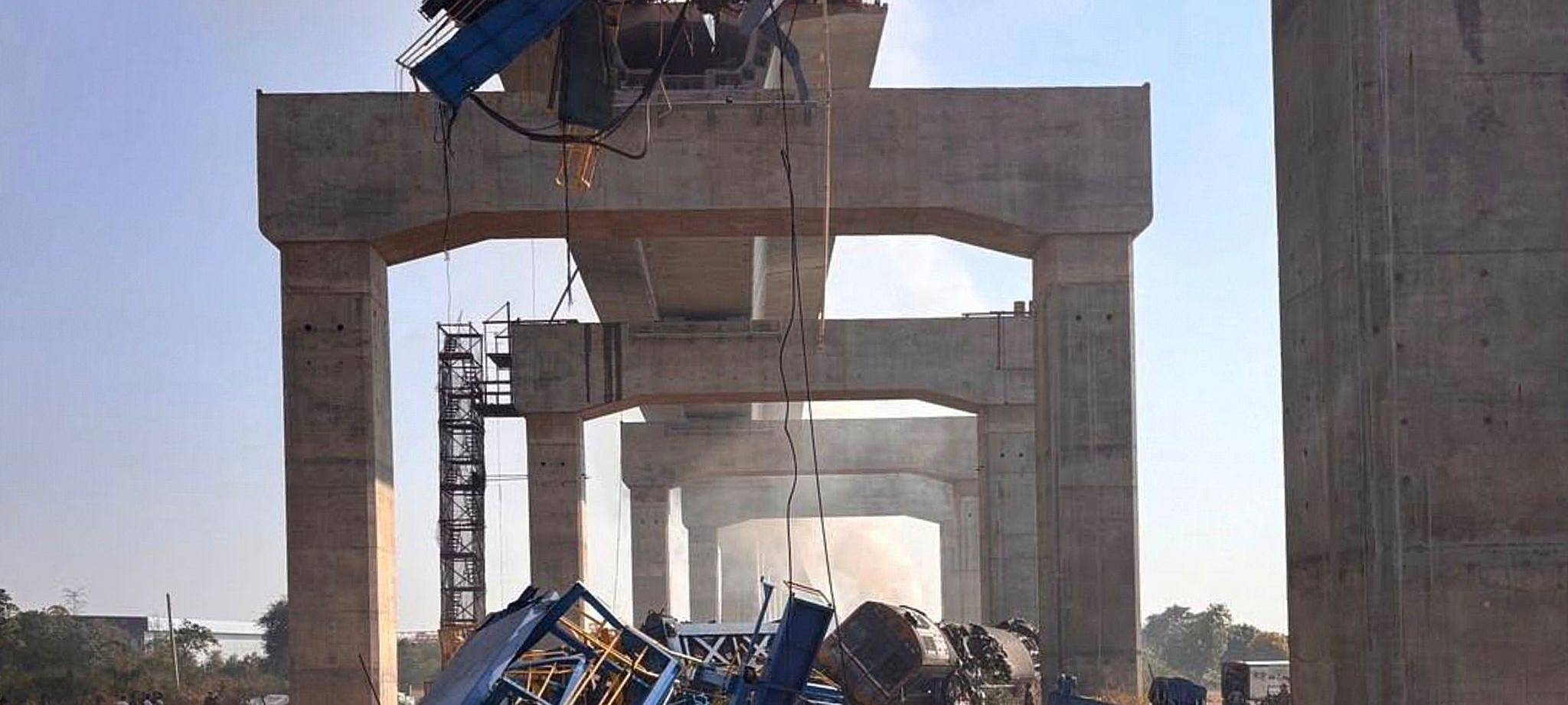 Zug kracht in Baukran