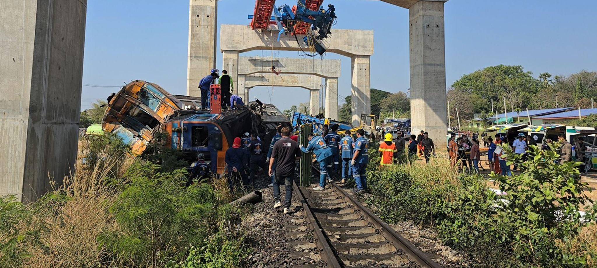 Zug kracht in Baukran