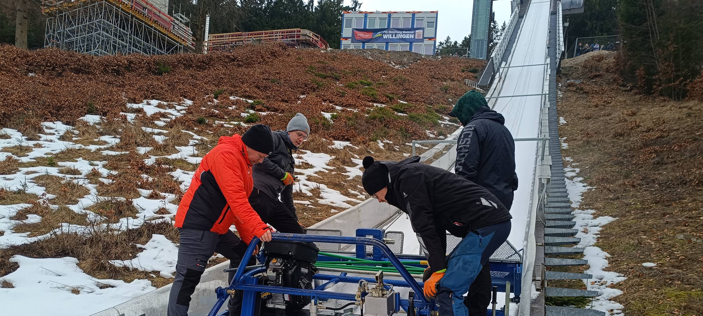 Mit einer Spezialfräse bearbeiten die Helfer die Anlaufspur