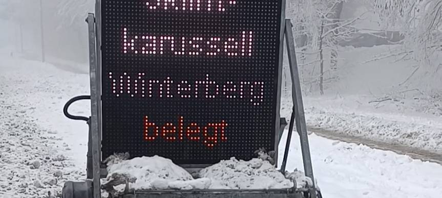 Mobiles Verkehrsdisplay am Skigebiet