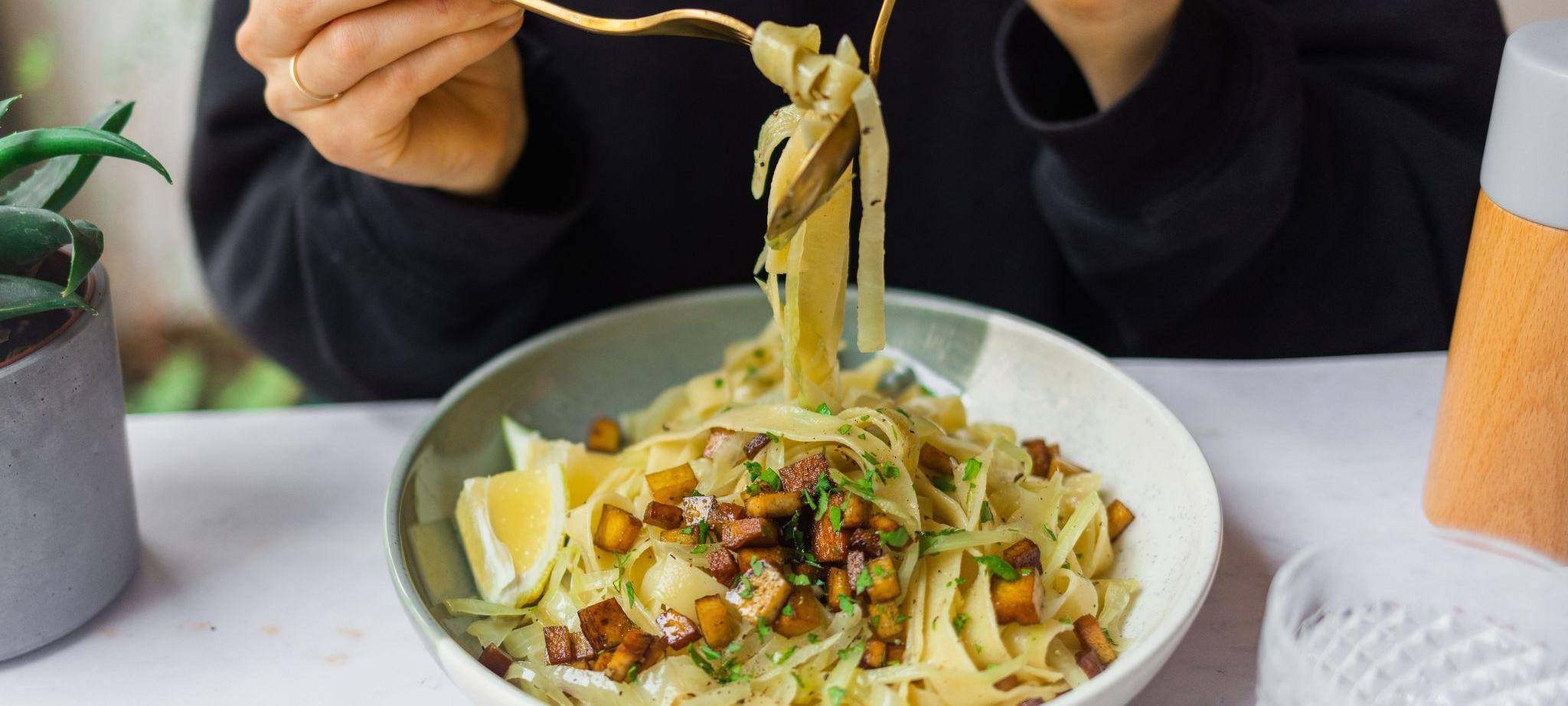 Vegane Kraut-Zwiebel-Nudeln mit Räuchertofu