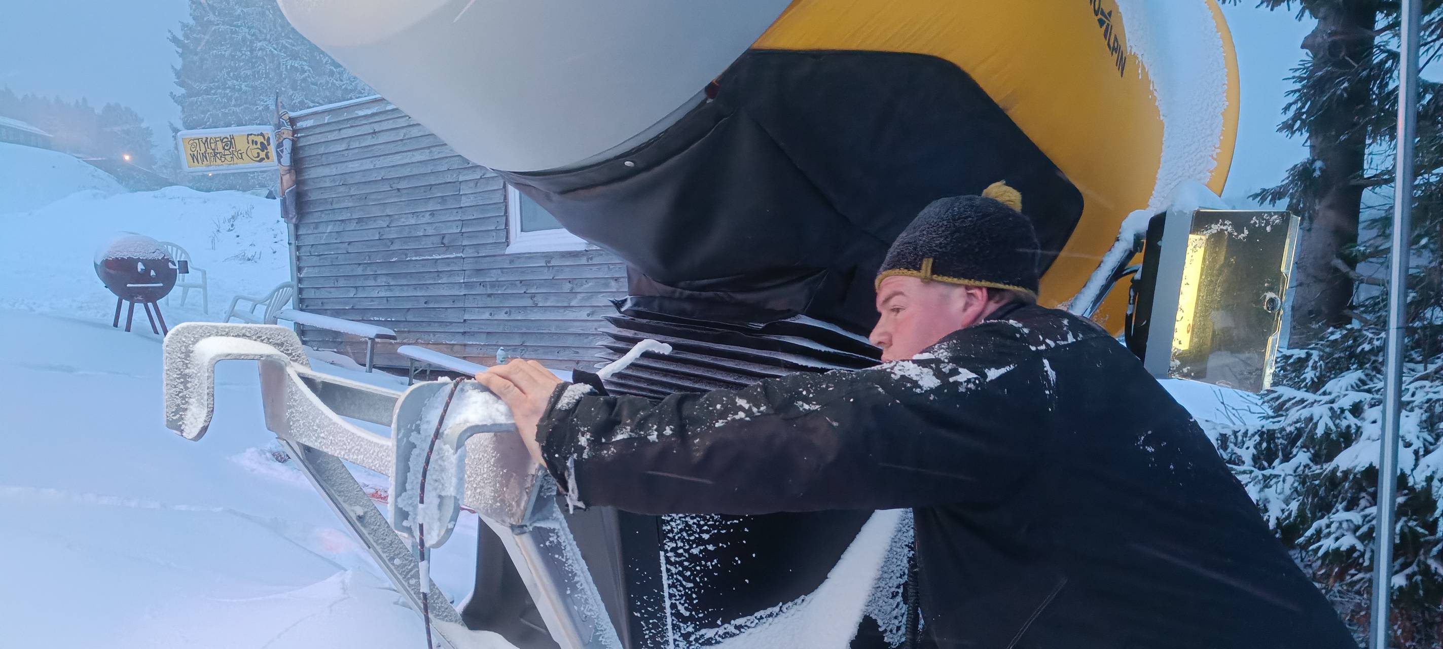 Hans-Jürgen Stiegelmeier justiert Schneekanone