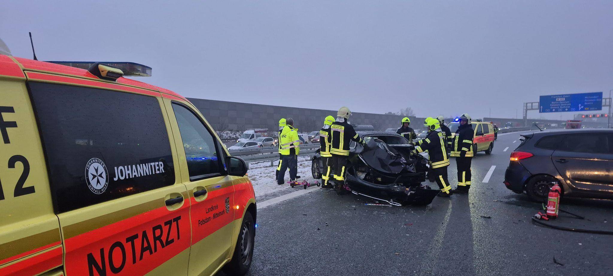 Unfallserie auf glatter A10 mit zahlreichen Verletzten