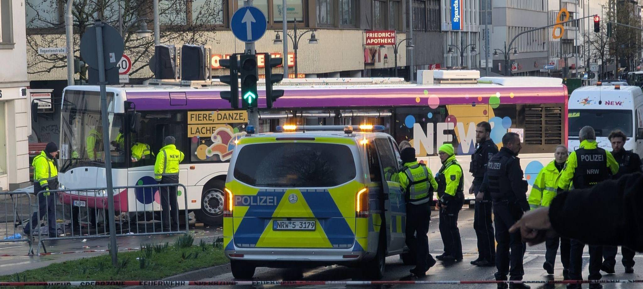 Frau gerät unter Bus bei Karnevalszug