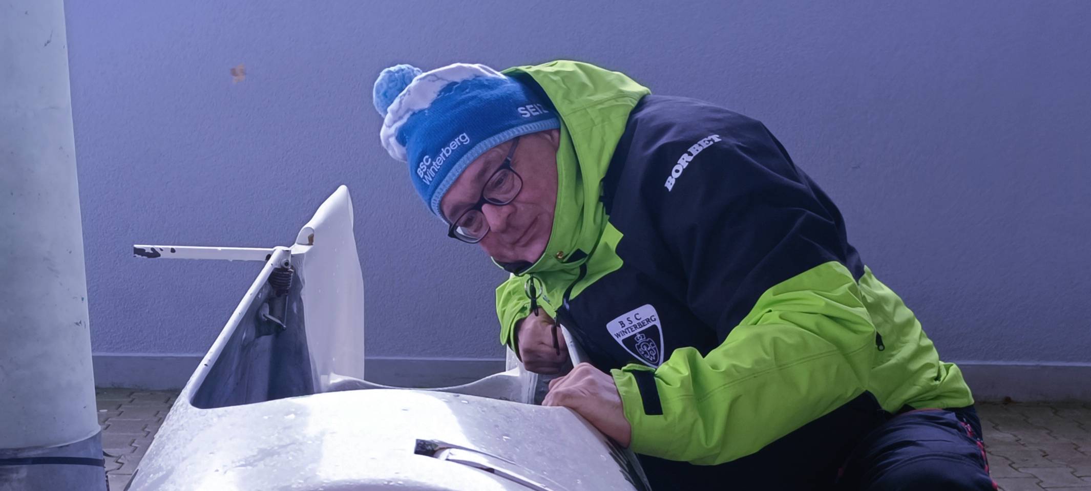 Werner Adam prüft Bobs bei Olmpia