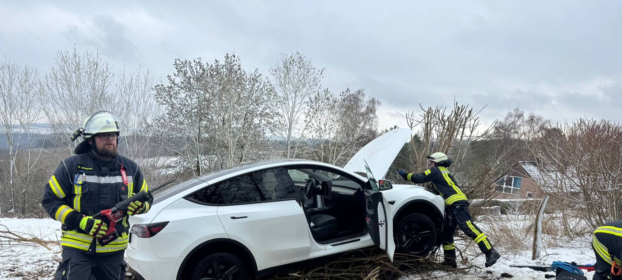 Marsberg: Verunfallter Tesla sorgt für Vollsperrung