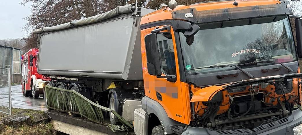LKW landet in Sundern im Brückengeländer