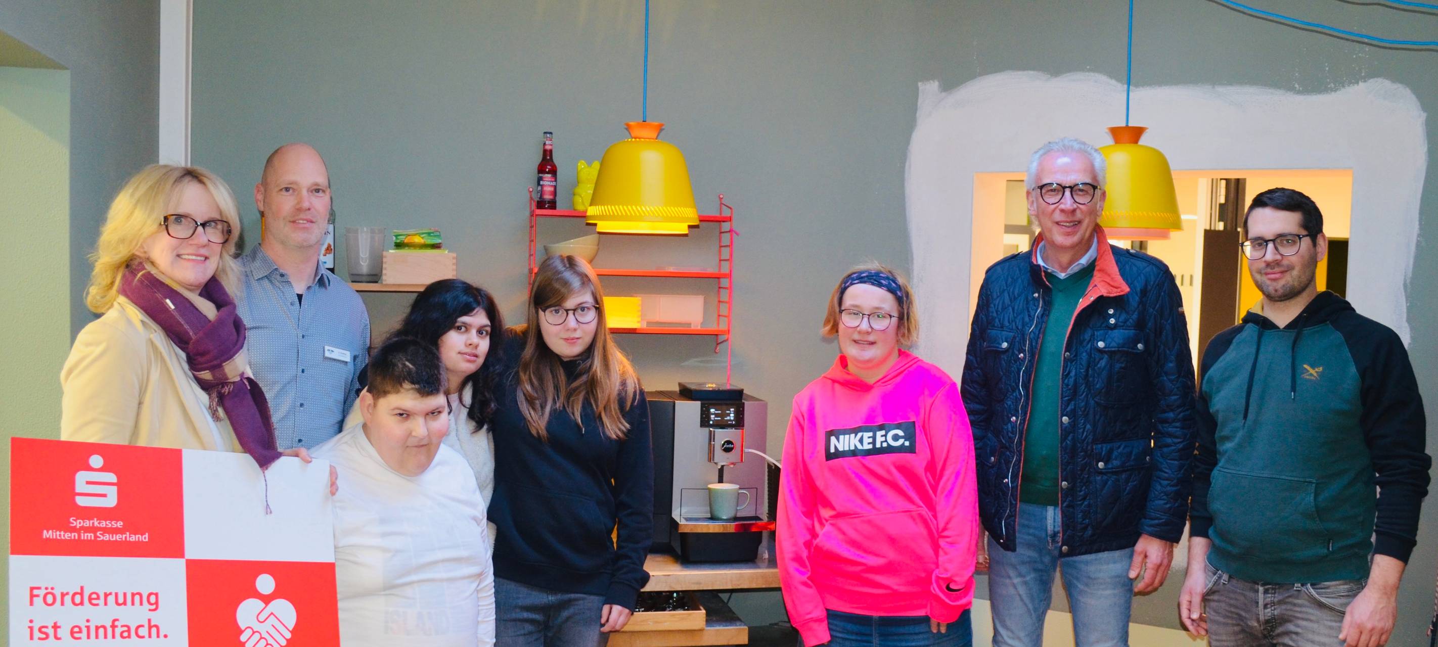 Spende für Kaffeemaschine in Briloner Berufspraxisschule