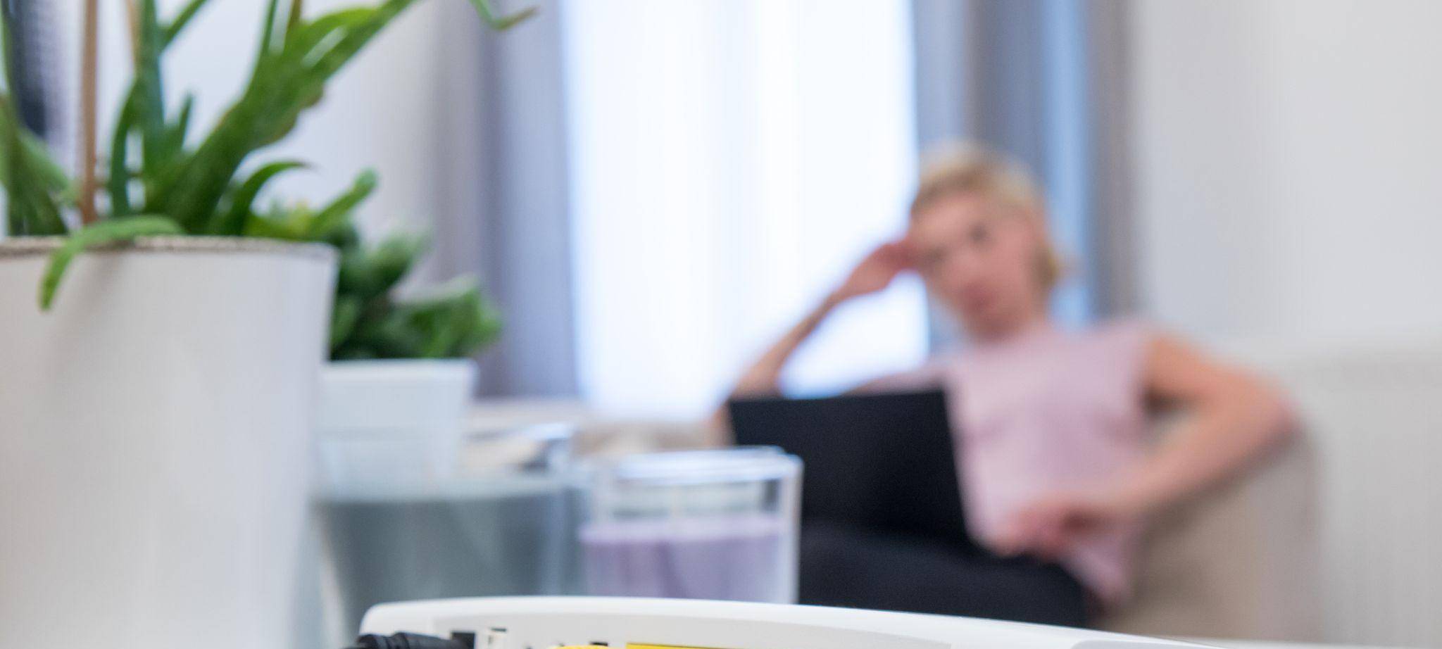 Router steht auf einem Regal