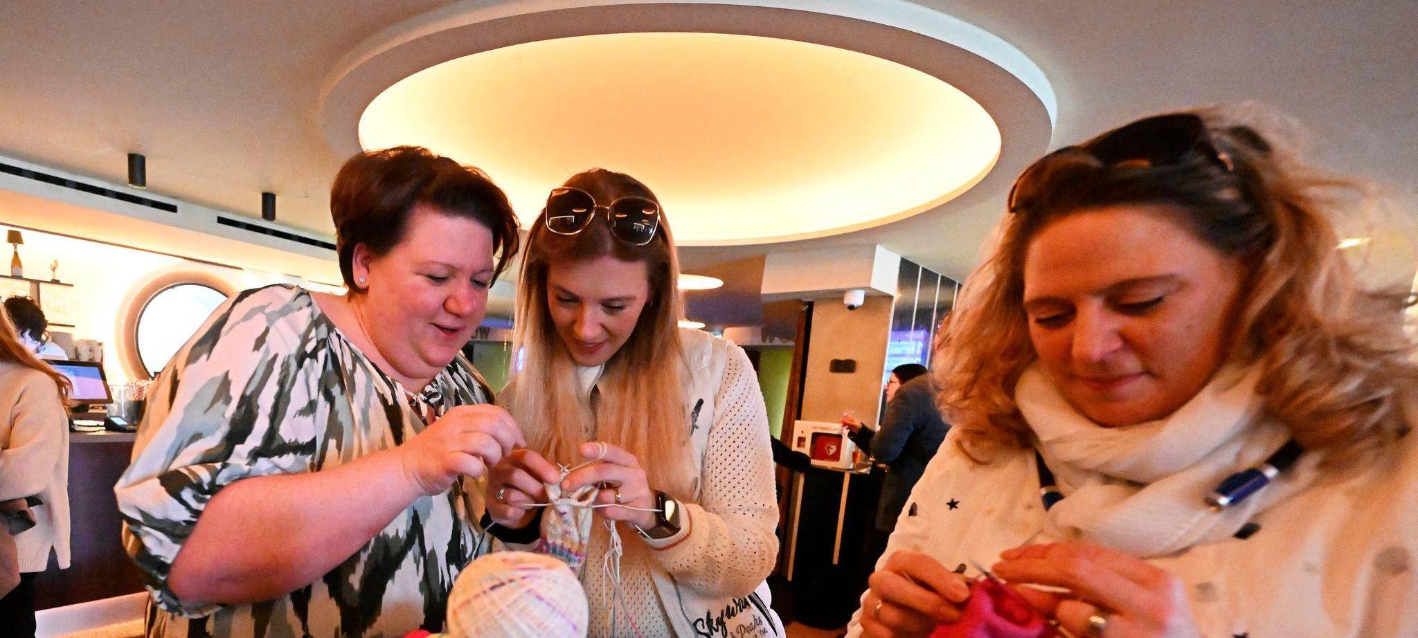 Mit Stricknadel und Wollknäuel ins Kino