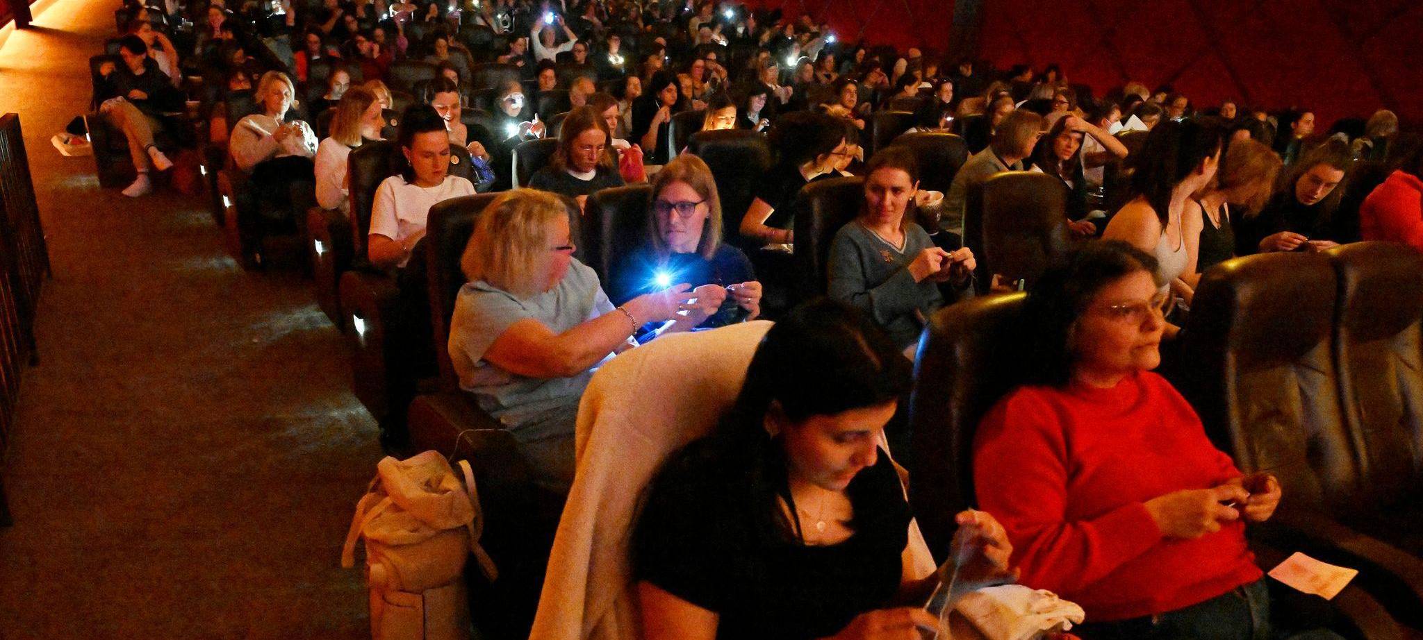 Mit Stricknadel und Wollknäuel ins Kino