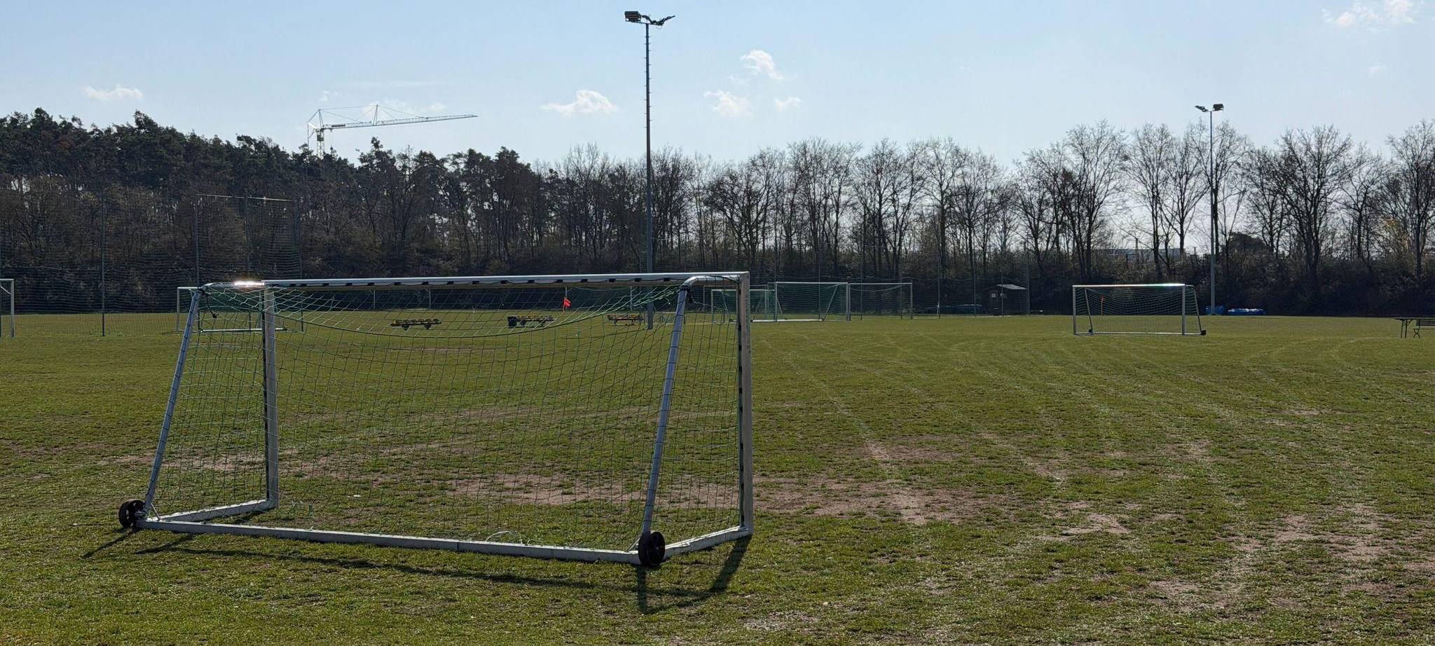 Fußballtor stürzt auf 7-jährigen Jungen