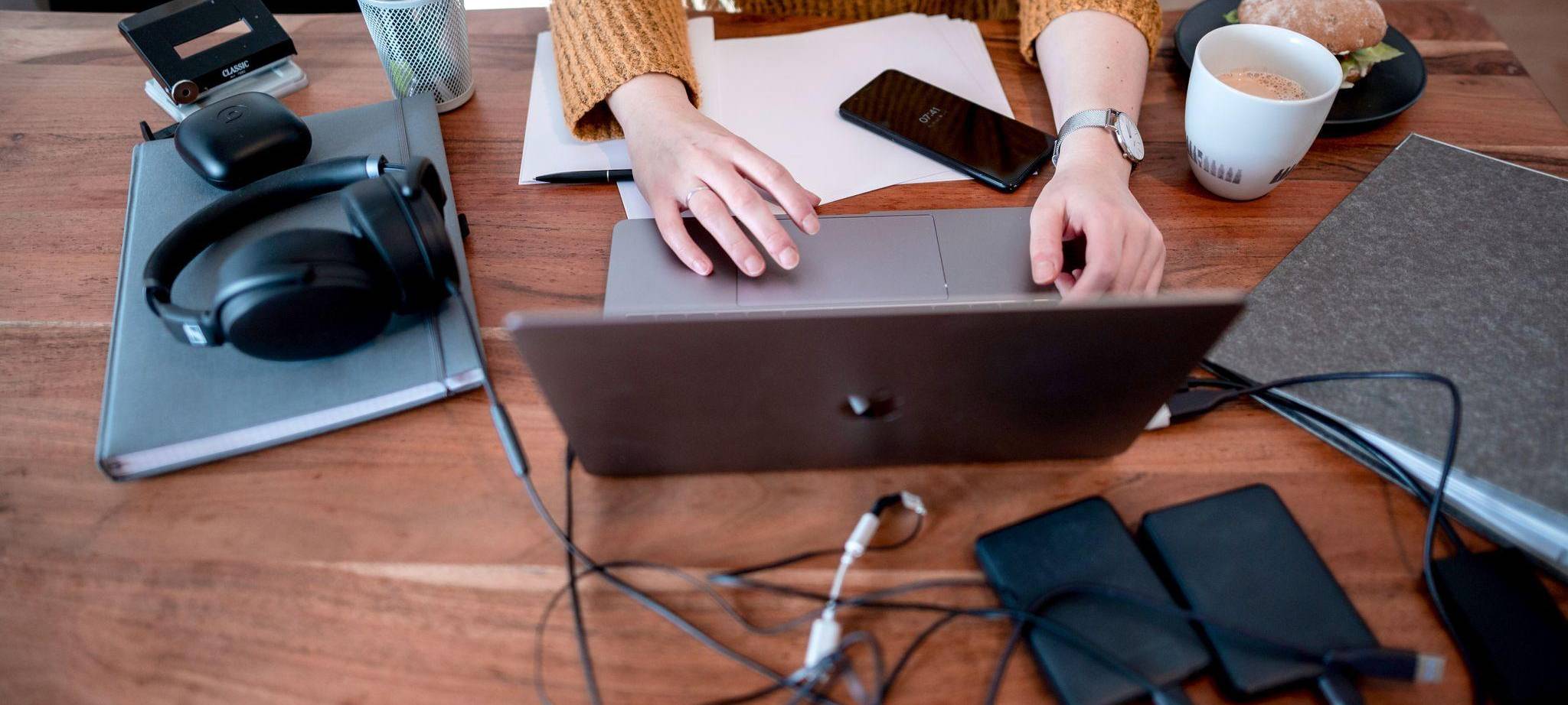 Frau sitzt an einem Laptop
