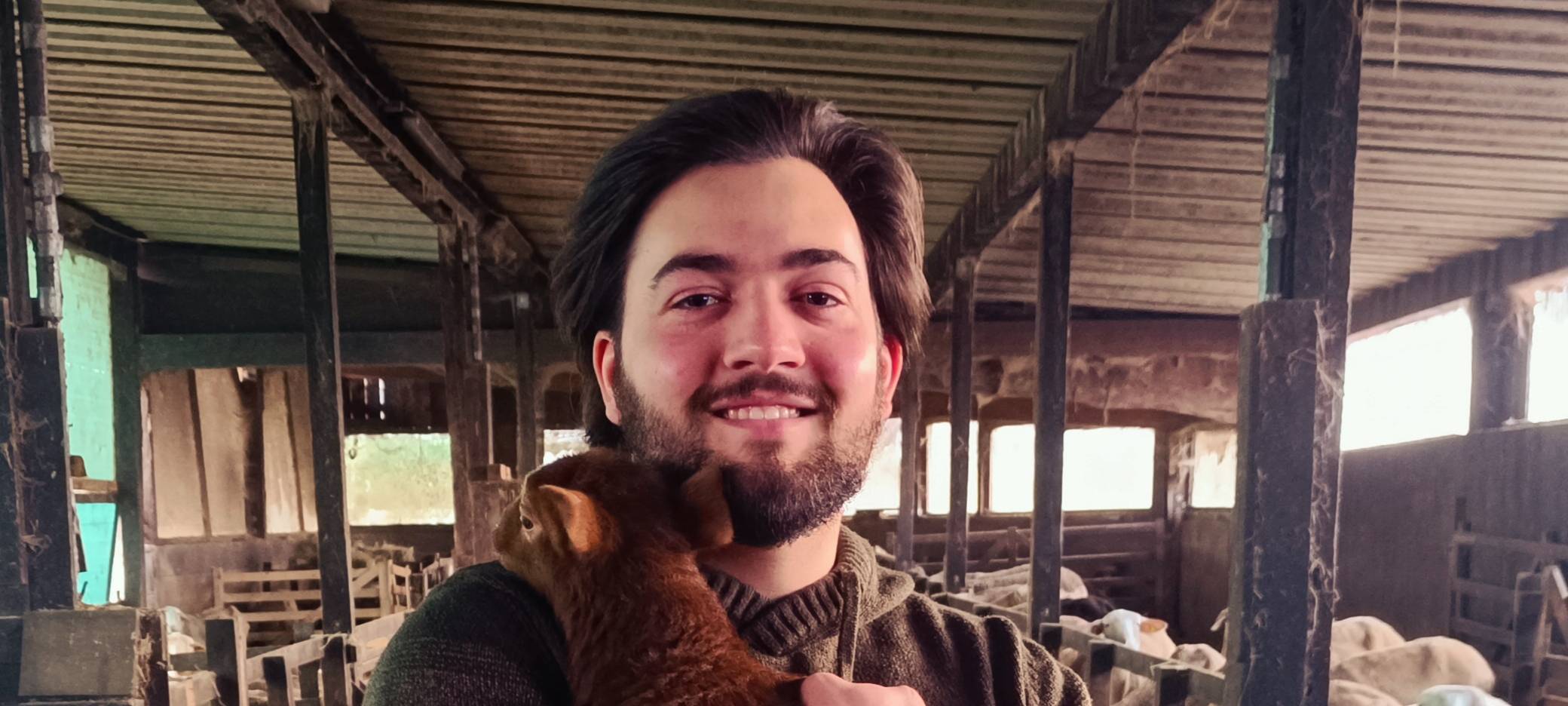 Johannes Eder mit Lämmchen