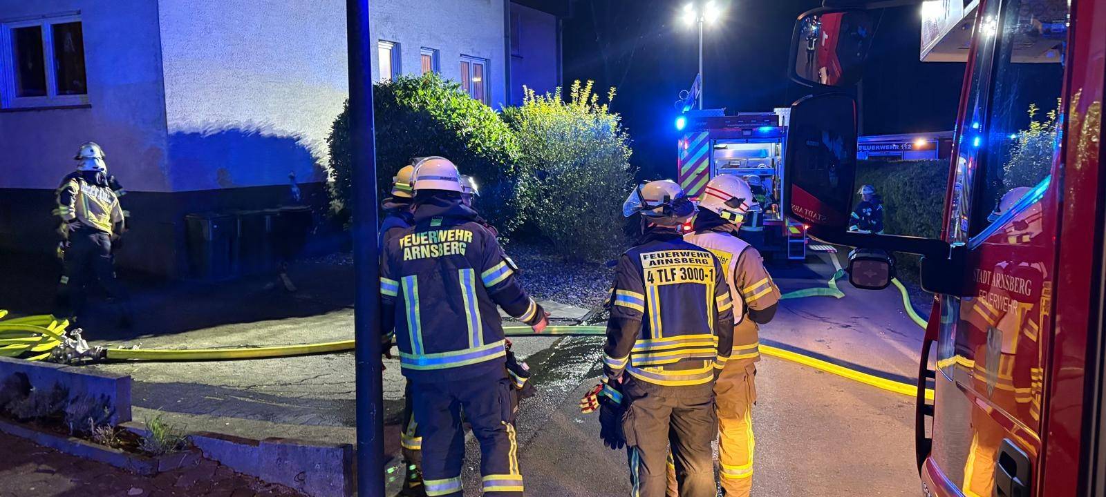 Feuerwehreinsatz in Neheim: Müll brennt in Garage