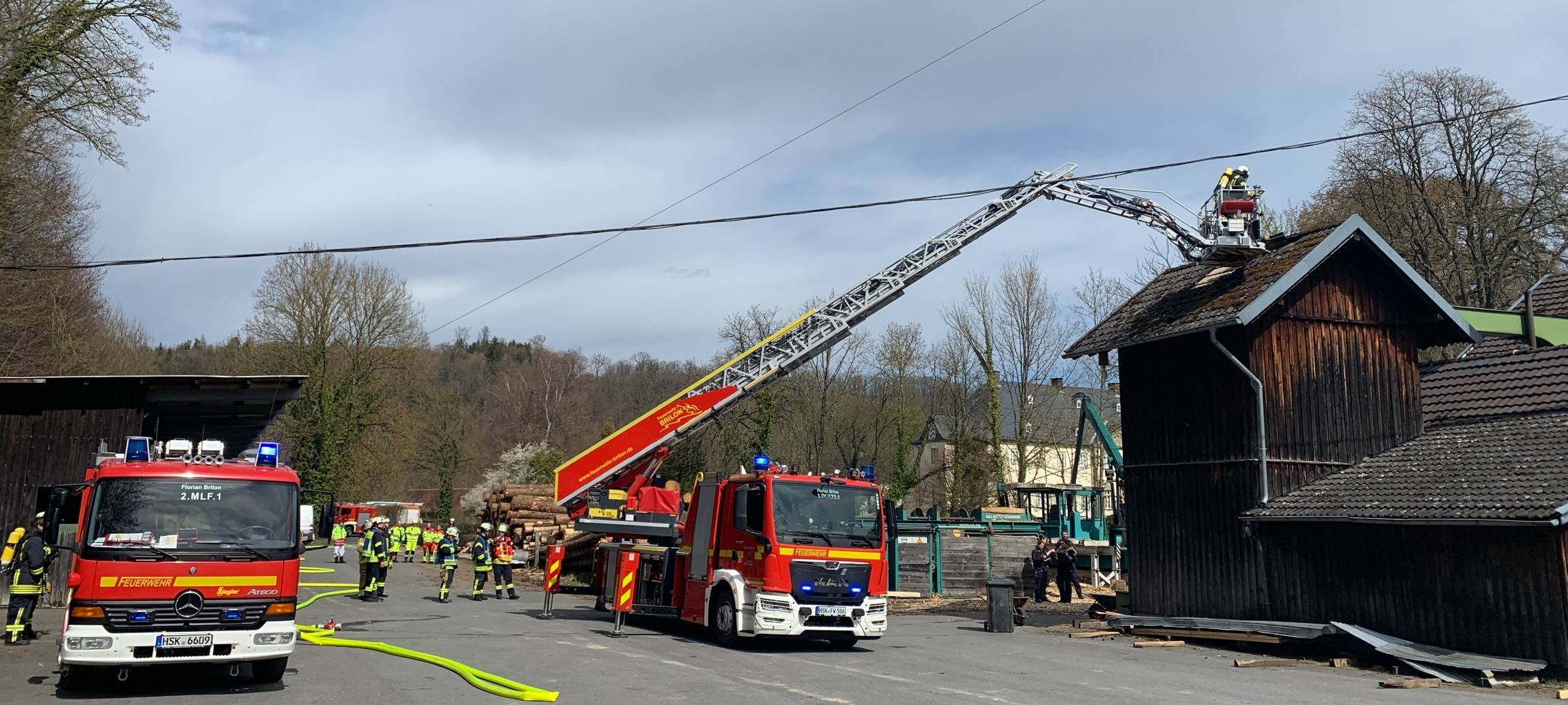 Brilon-Alme: Dachstuhlbrand im Sägewerk
