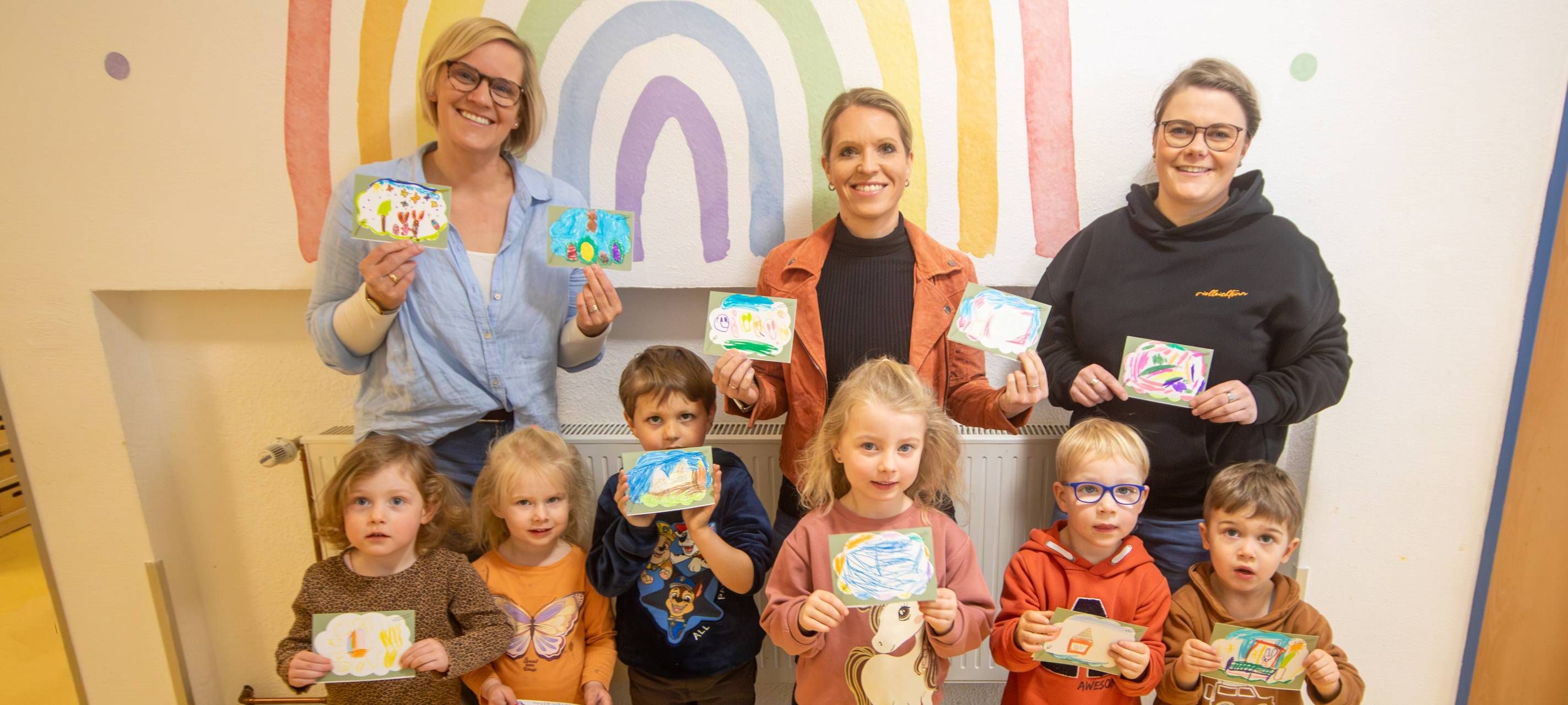 Wir Kitas verteilen Grußkarten an Senioren