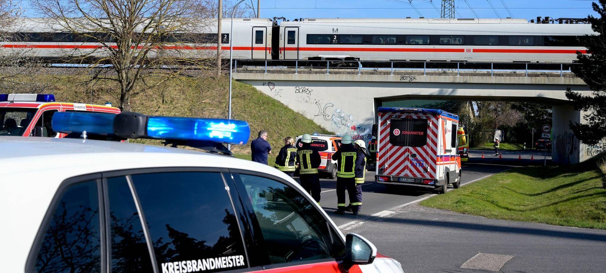 Oberleitung fällt auf ICE: Hunderte Reisende sitzen fest