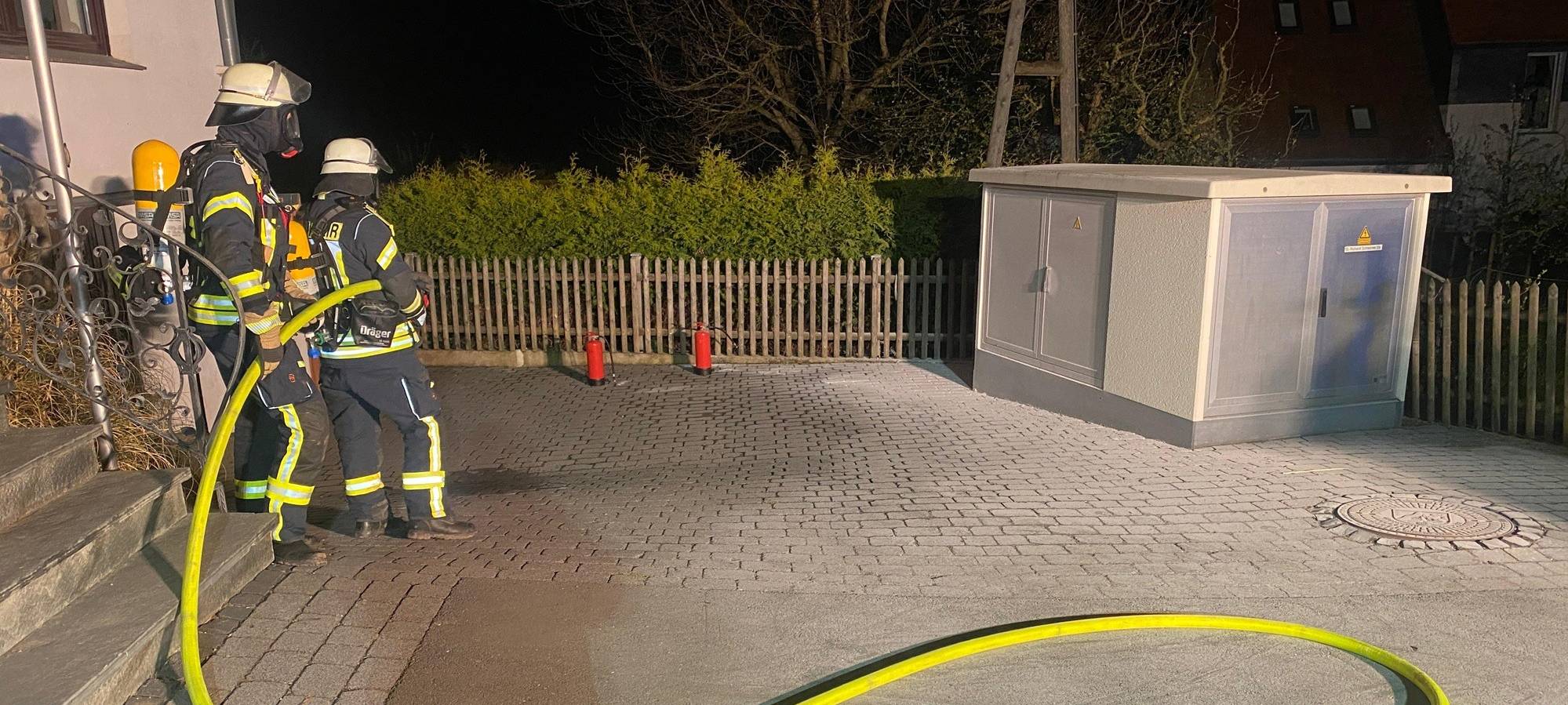 Feuerwehr löscht brennende Trafostation in Udorf