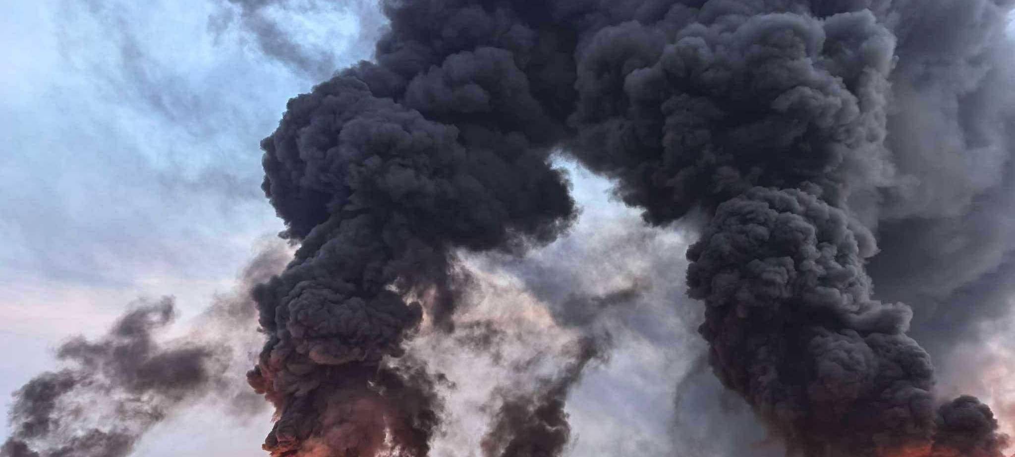 Großfeuer in Hafen in Myanmar