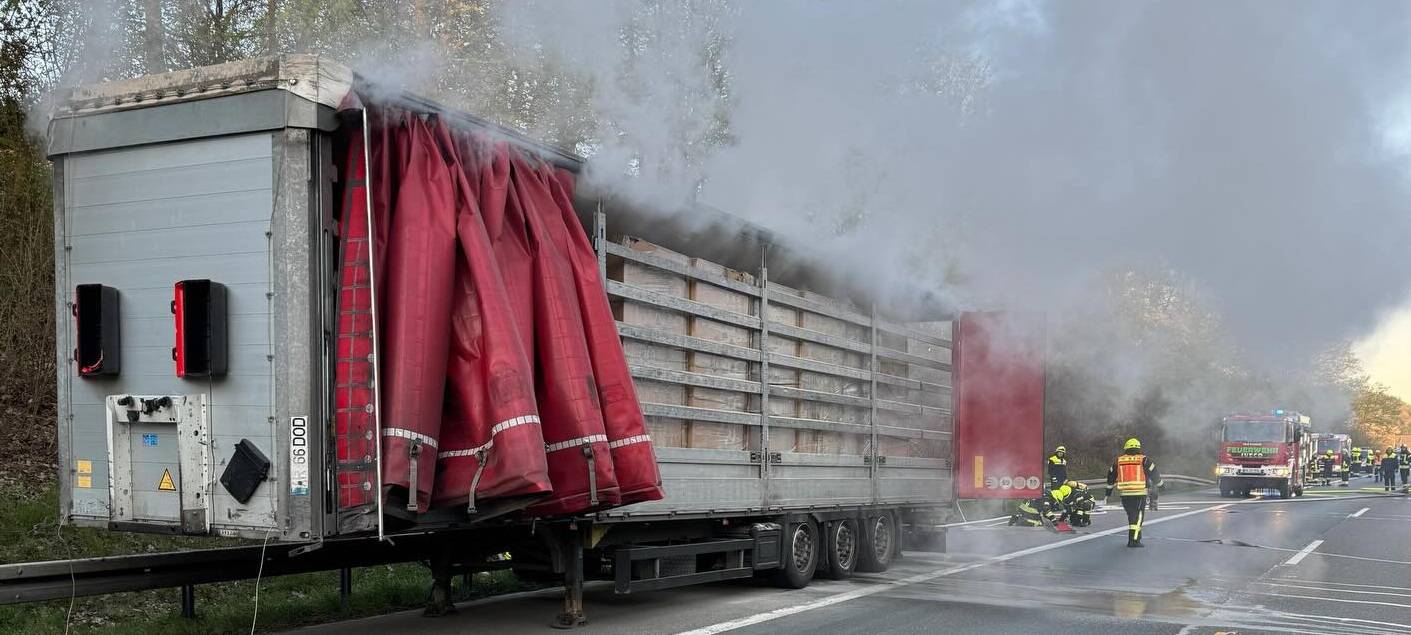 LKW-Brand sorgt für Verkehrsprobleme auf A44