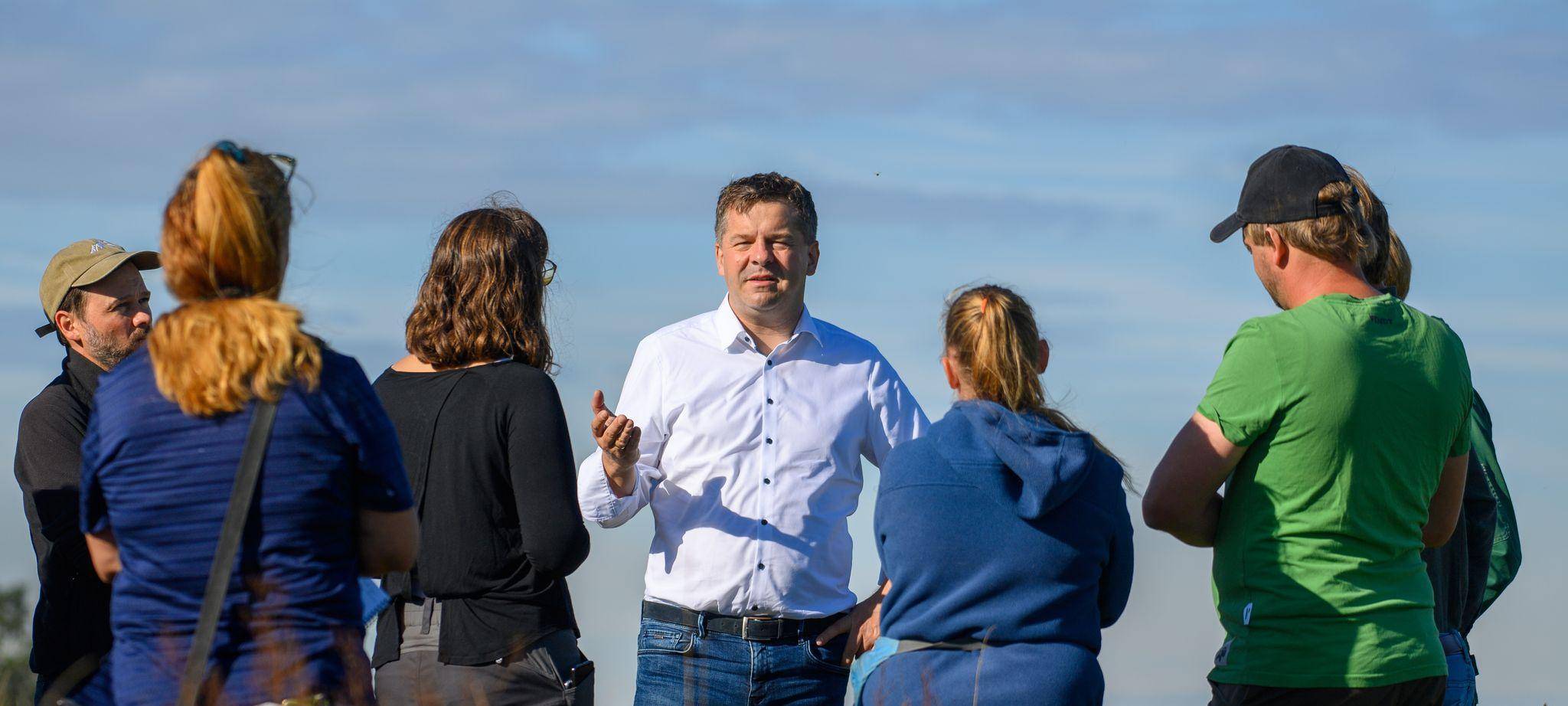 Schulze zu Besuch bei Landwirten und Naturschützern